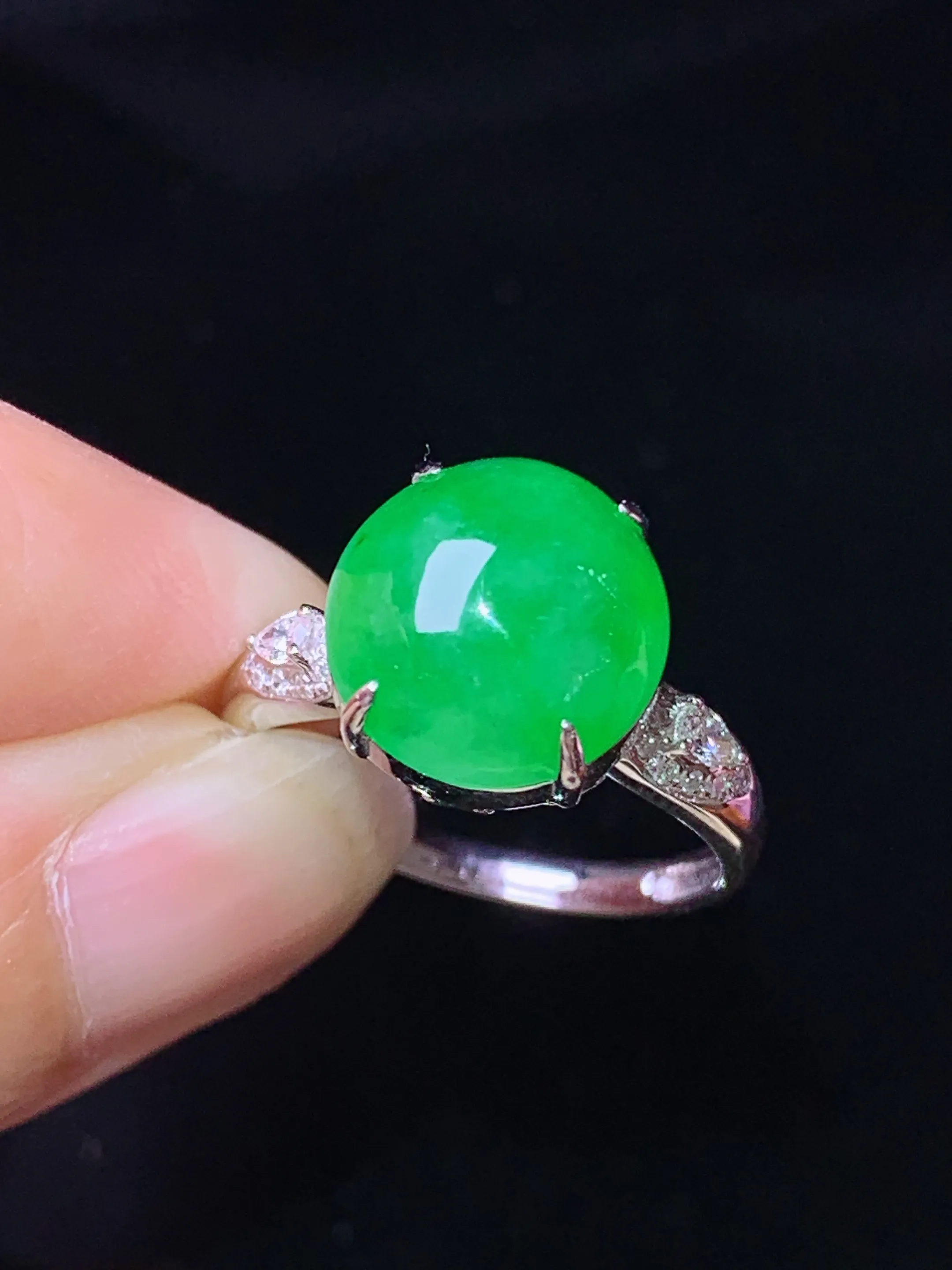 18k金钻镶嵌满绿蛋面戒指 玉质细腻 色泽艳丽清新 圈口14 整体尺寸11.5*11*6.3