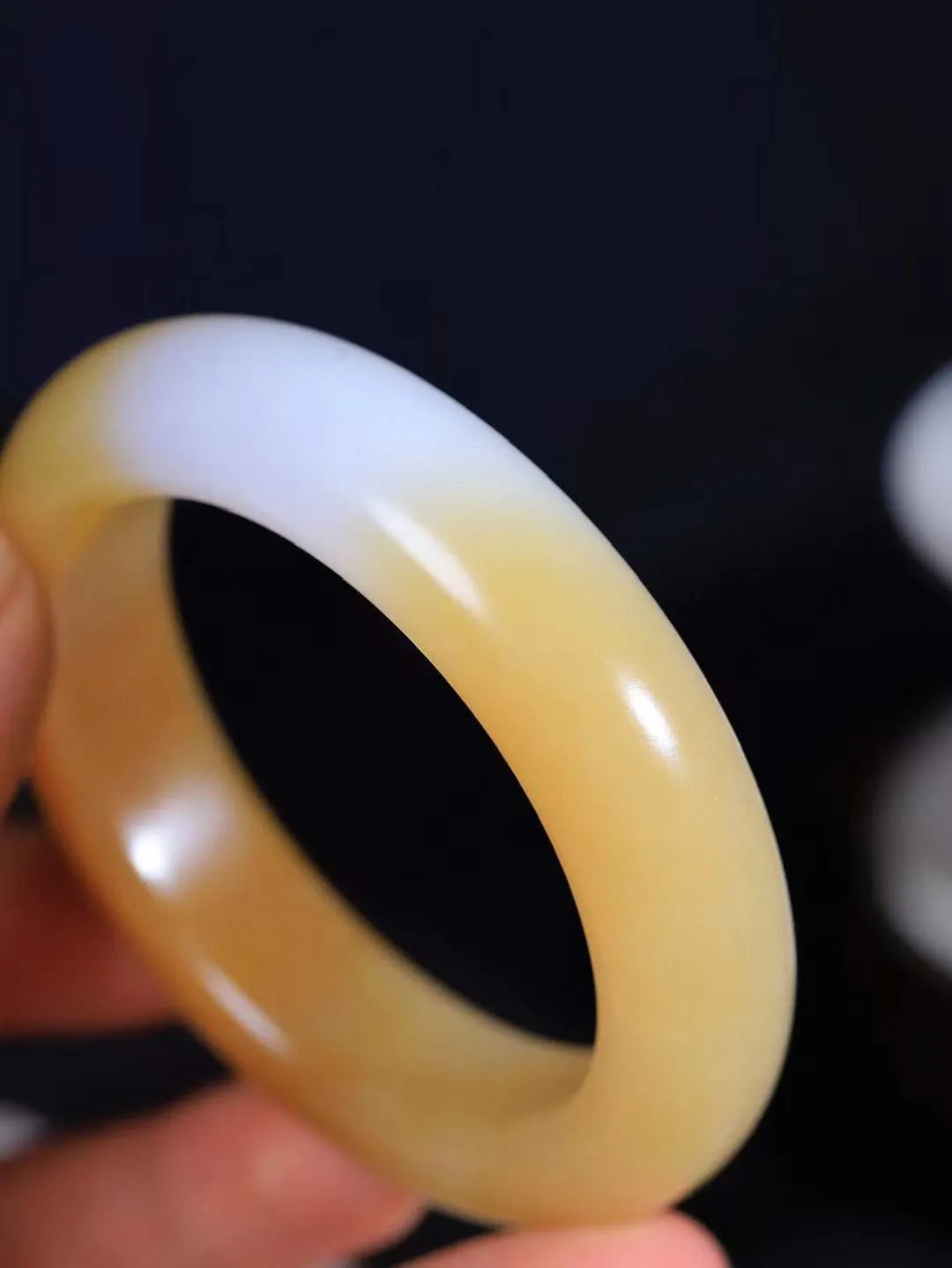 （一见倾心.手镯）

精品和田玉糖白玉手镯，玉质温润细腻 油性十足 手感舒适，高华雅逸，线条流畅，简约大气，美自天成，素雅高贵。佩戴于腕间，婉约之美，举手投足间透出那低调奢华。重81克 尺寸54-15.3-10.7mm1627430T