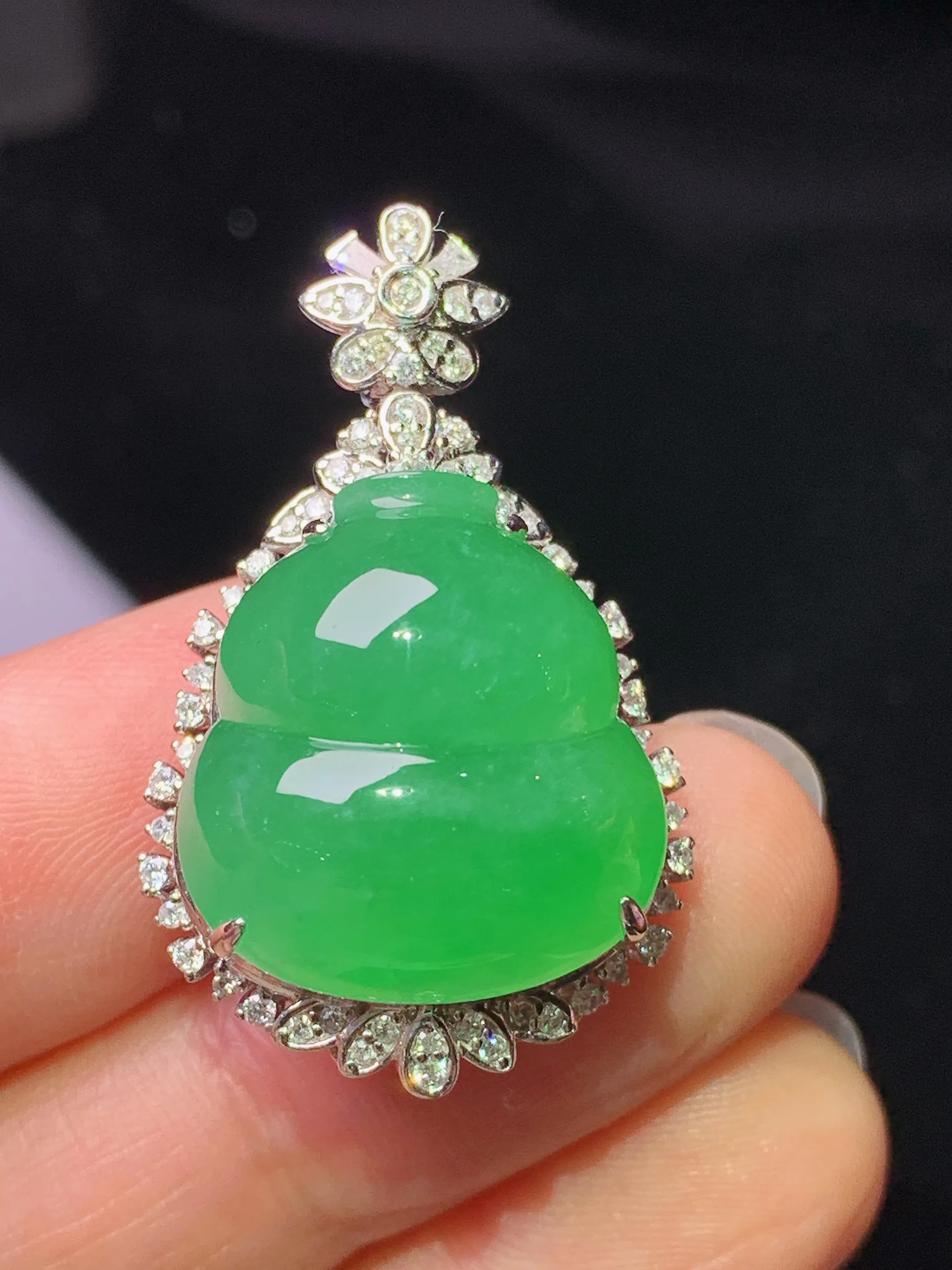 18k金钻镶嵌翠绿葫芦吊坠 玉质细腻 色泽艳丽清新 整体尺寸33*20.2*14.6