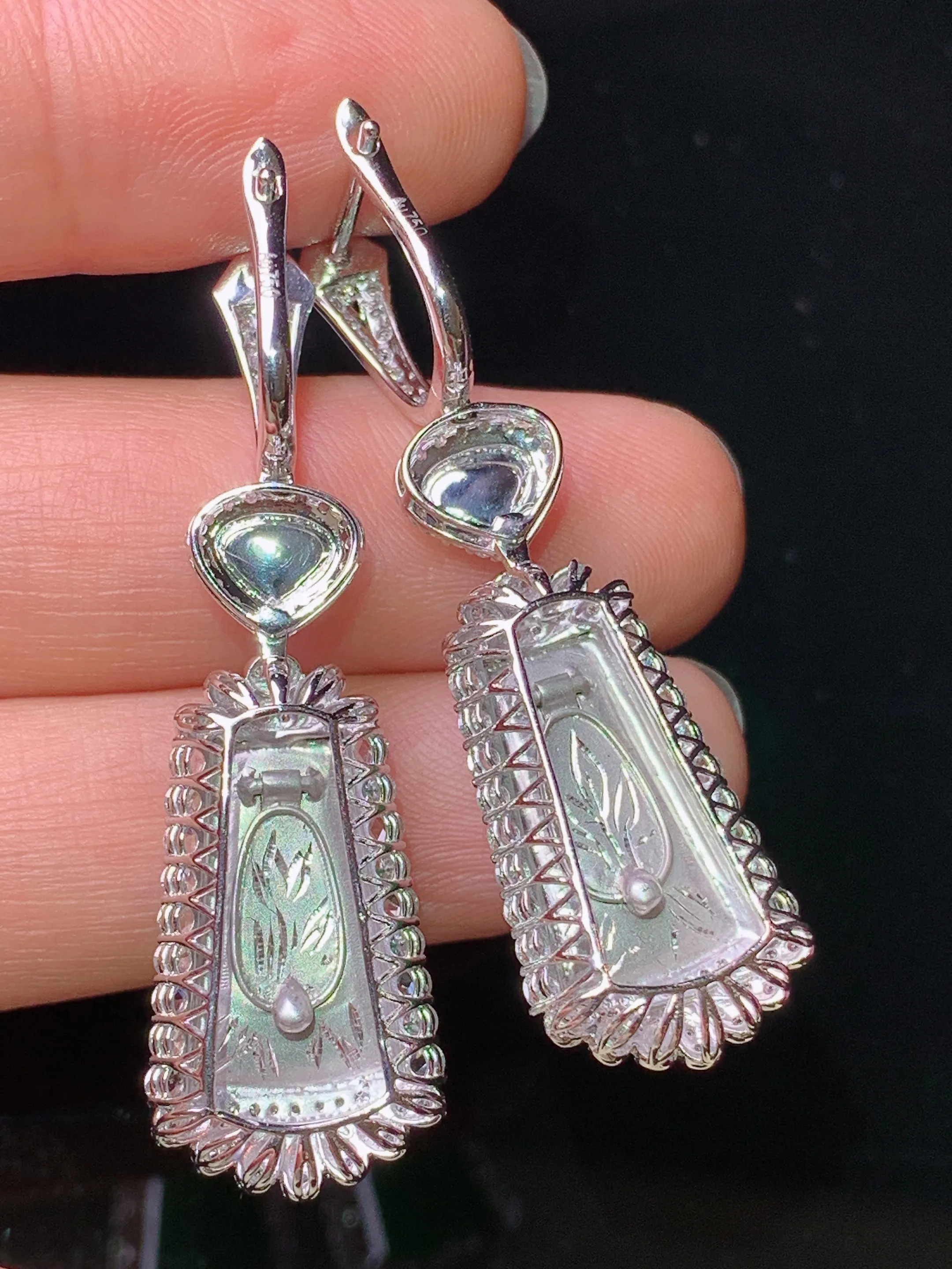 18k金钻镶嵌翠绿无事牌耳坠 玉质细腻 色泽艳丽清新 整体尺寸44.8*13*8