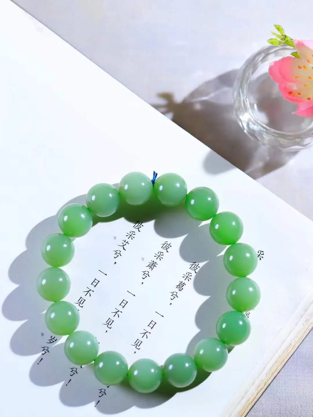 【珠圆玉润.手串】

精品和田玉碧玉珠圆玉润手串 玉质温润细腻  整串打磨圆润，佩戴舒适。珠珠落玉盘，间关莺语花底滑，一生美好时光，无论身在何处，都有它相伴相守。事事顺遂，幸福美满，吉祥如意。重45克 尺寸取一12mm FDL-1620500