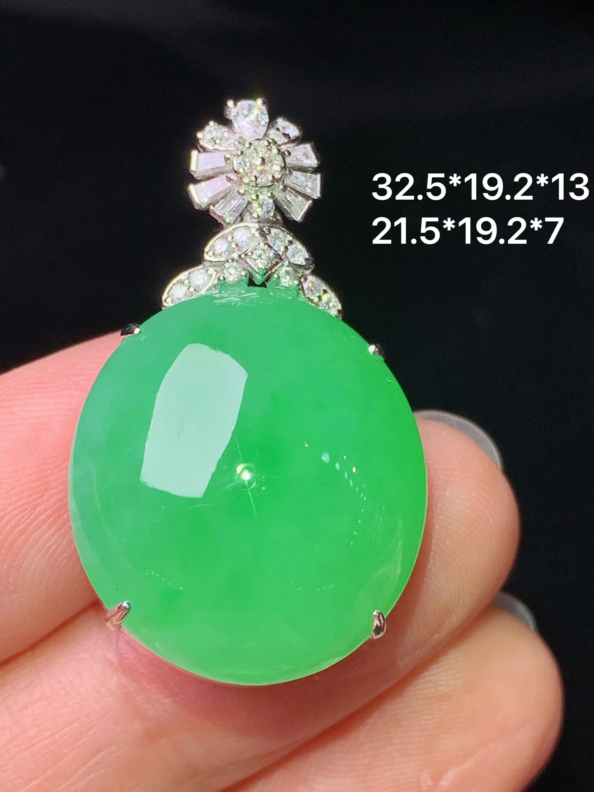 18k金钻镶嵌翠绿蛋面吊坠 玉质细腻 色泽艳丽清新 整体尺寸32.5*19.2*13