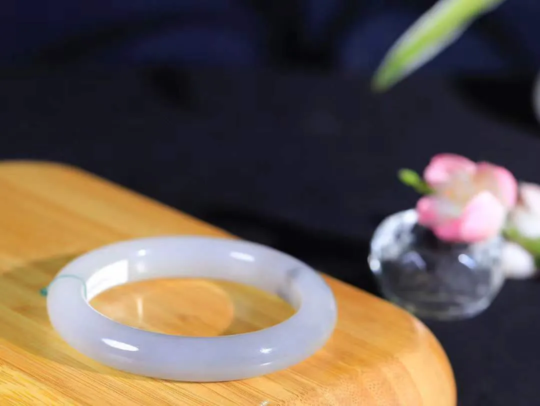 （一见钟情.手镯）

精品️和田玉烟紫白双色手镯，玉质温和莹润，精光内蕴，手感舒适。整器简约，打