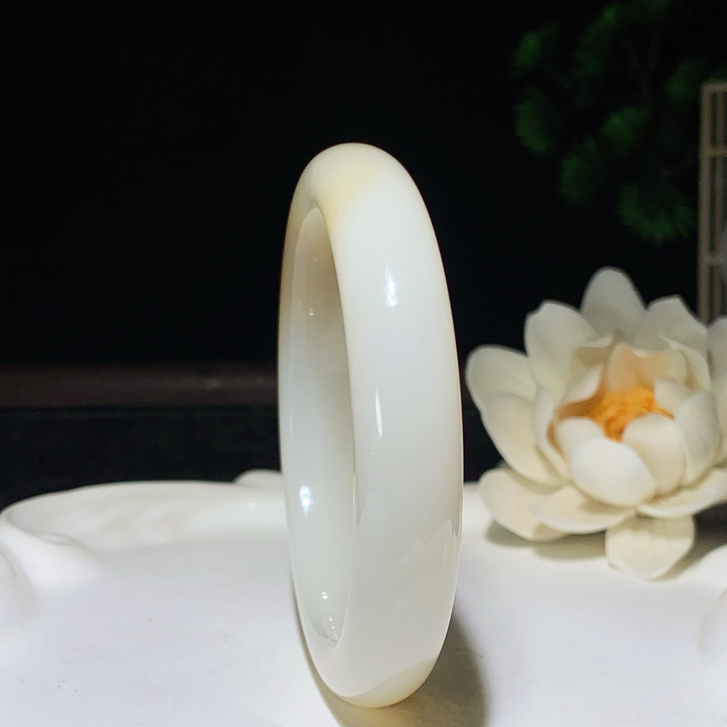 53圈口 新疆和田玉羊脂白且末糖手镯 53圈口条宽11厚9重49克。玉质细腻油润。手推出油。佩戴高端典雅。lt260205