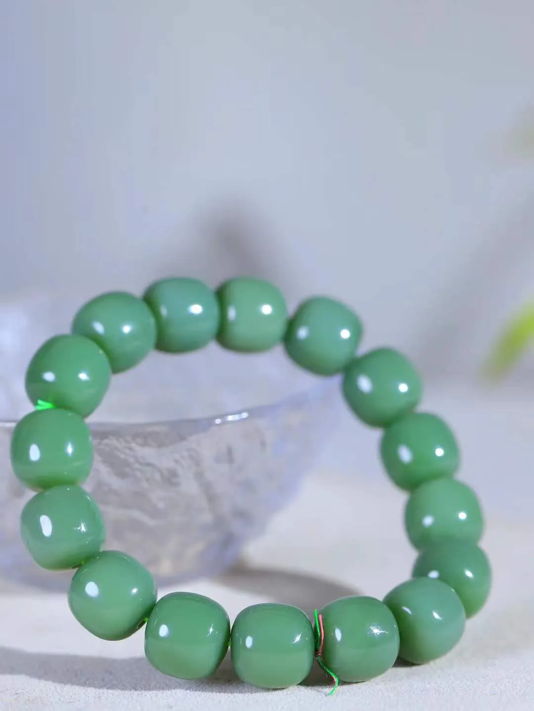 （老型珠.手串）

精品️和田玉碧玉老型珠手串，也可做手持，玉质细腻油润 饱满光滑 质朴无华，悠远简单，人心境界远，百世修炼深，心灵常驻善意持，觉悟人生百世修。重56.8克    尺寸取一12.4-12.8mm    5420401L