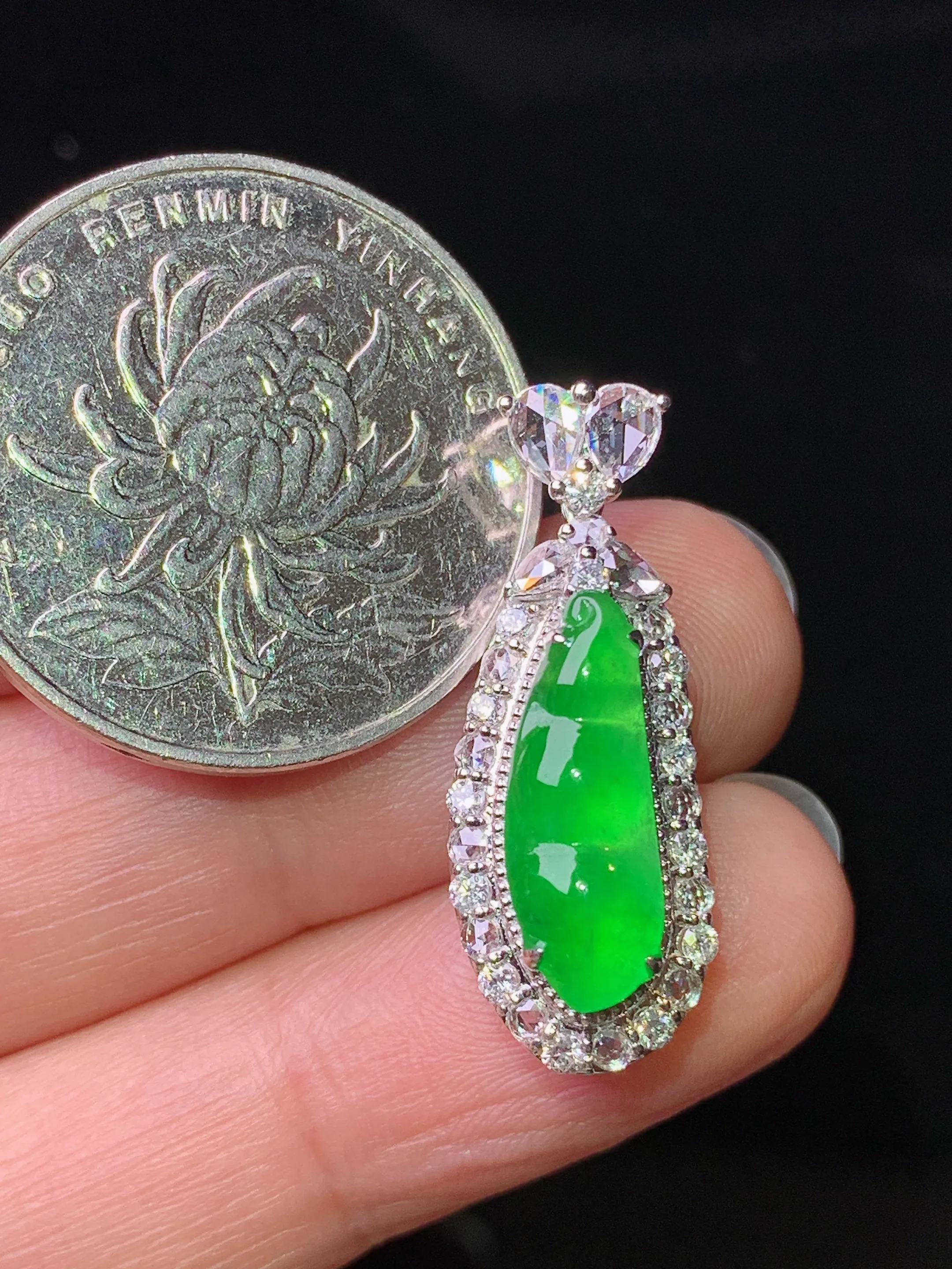 18k金钻镶嵌满绿四季豆吊坠 玉质细腻 色泽艳丽清新 整体尺寸27*10.2*8.5