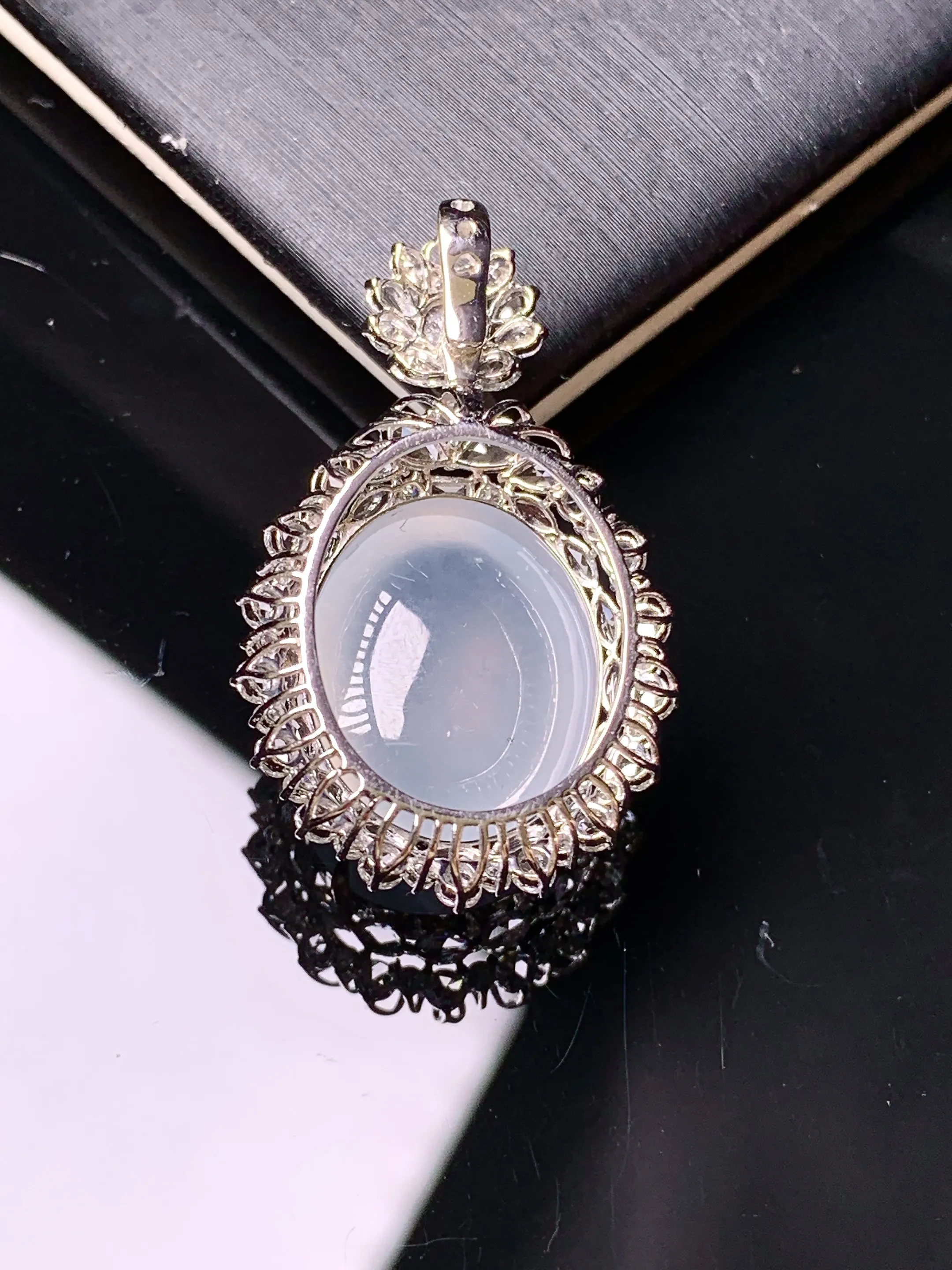 18k金钻镶嵌冰种蛋面吊坠 玉质细腻 色泽艳丽清新 整体尺寸32*19.5*10.8