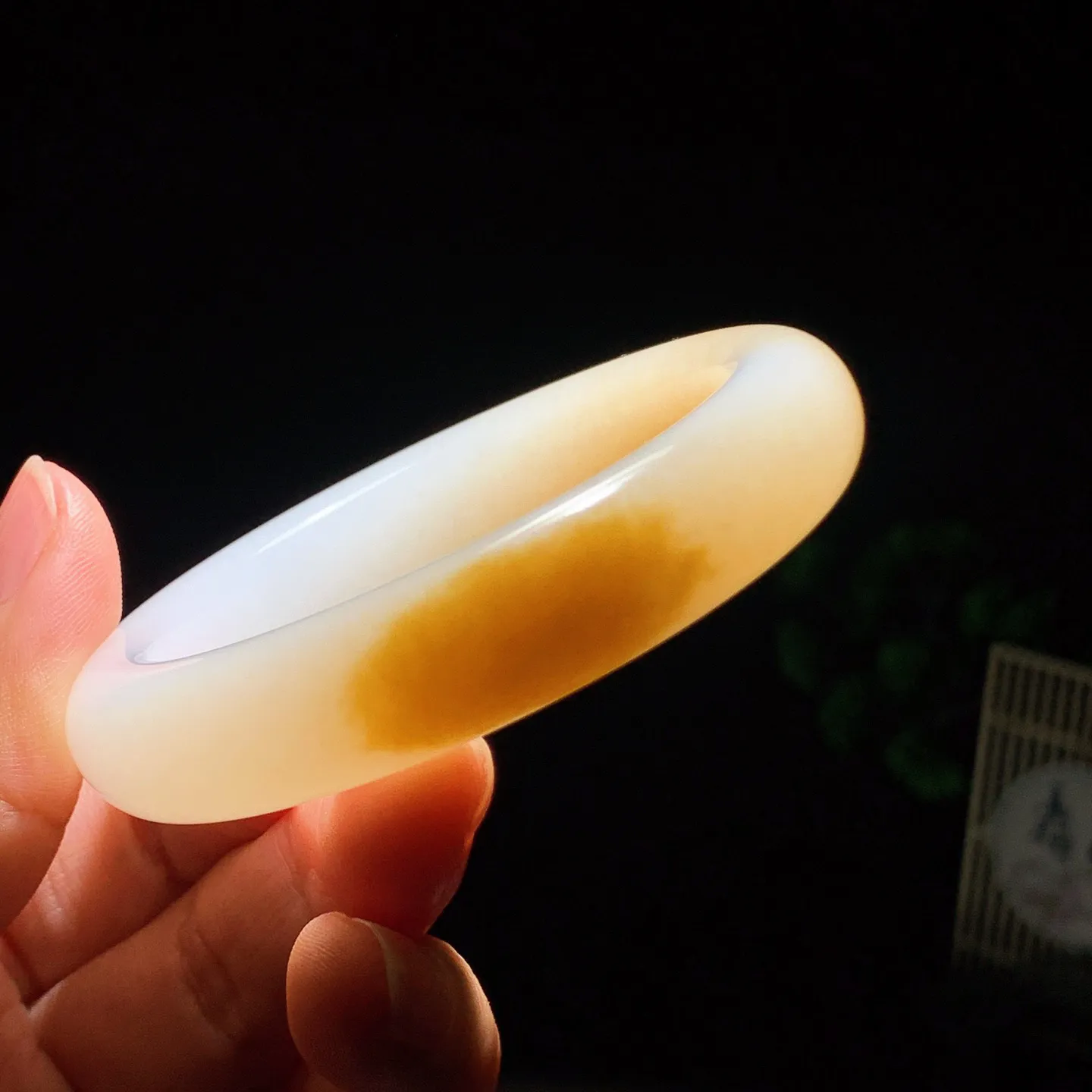 新疆和田玉羊脂白且末糖手镯 52圈口条宽12厚9重57.5克。玉质细腻油润。手推出油。佩戴高端典雅。lt260205