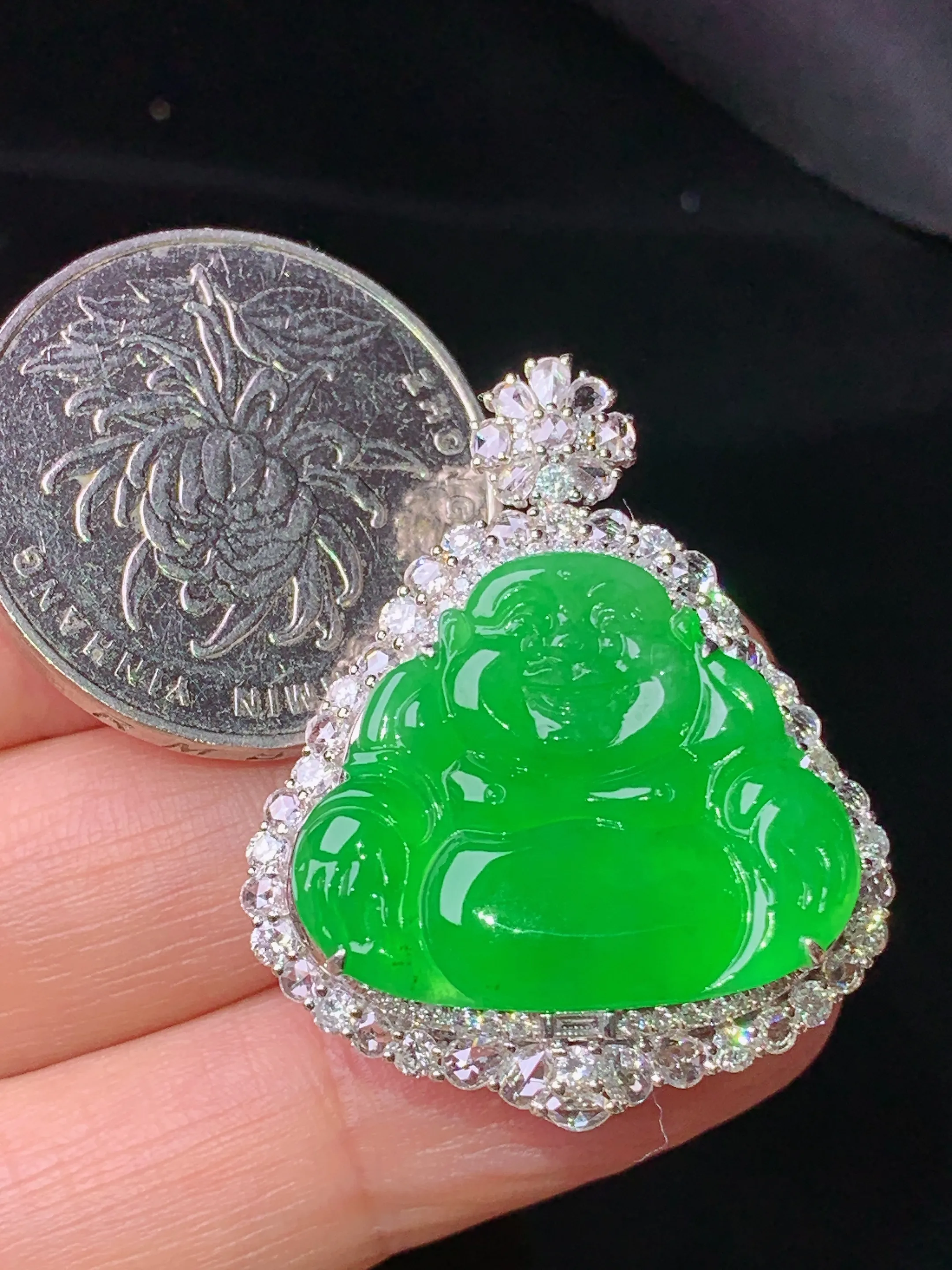 18k金钻镶嵌满绿佛公吊坠 玉质细腻 色泽艳丽清新 整体尺寸33.6*27.5*10