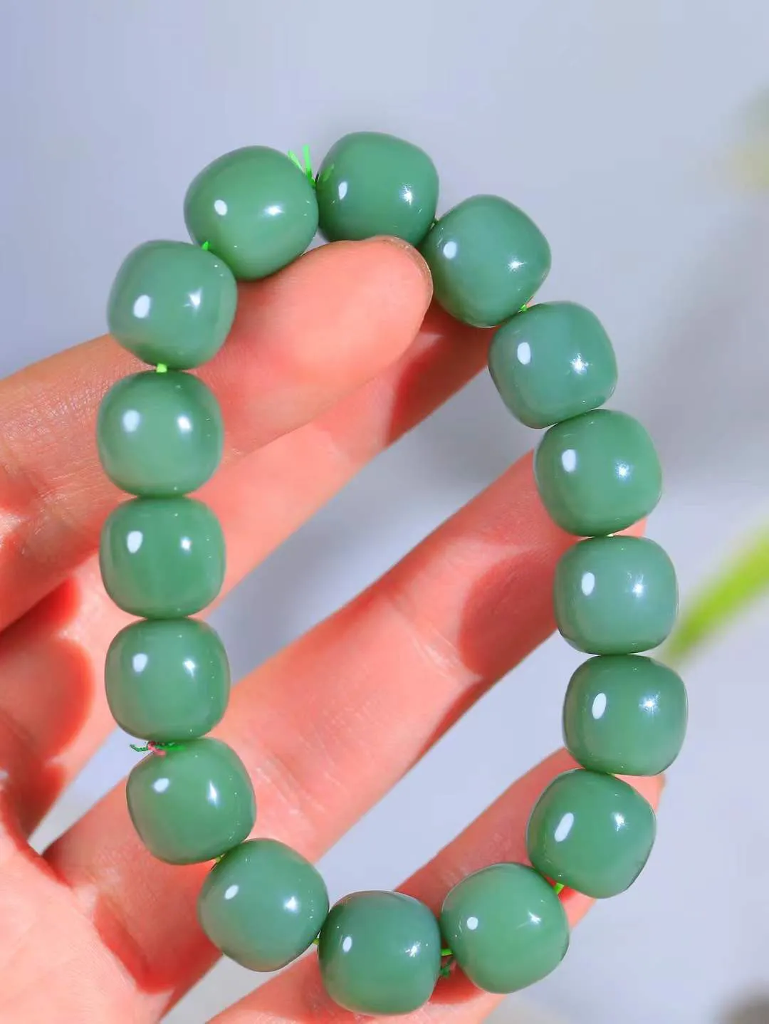 （老型珠.手串）

精品️和田玉碧玉老型珠手串，也可做手持，玉质细腻油润 饱满光滑 质朴无华，悠远简单，人心境界远，百世修炼深，心灵常驻善意持，觉悟人生百世修。重56.8克    尺寸取一12.4-12.8mm    5420401L