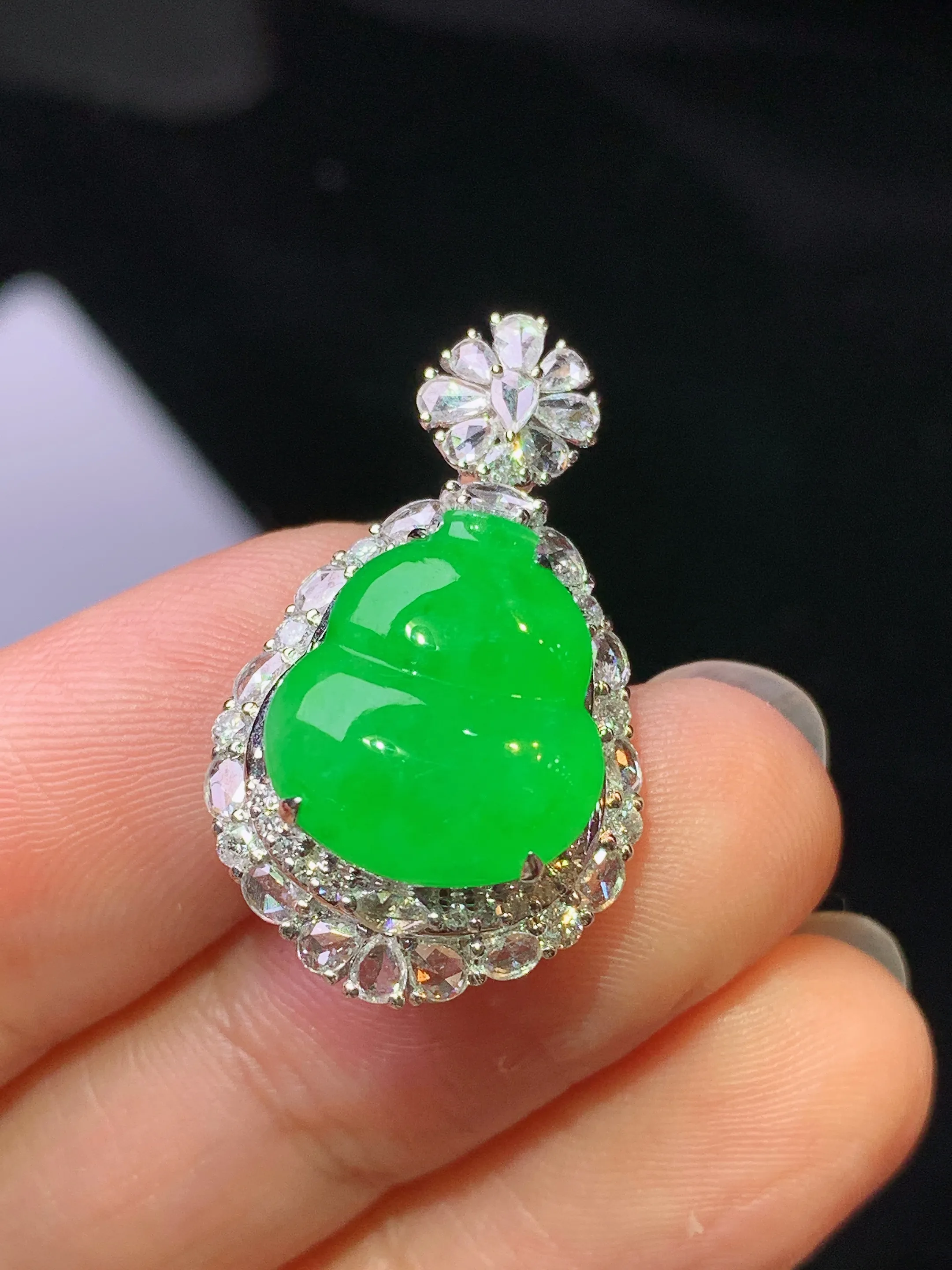 18k金钻镶嵌满绿葫芦吊坠 玉质细腻 色泽艳丽清新 整体尺寸26.8*16*10.2