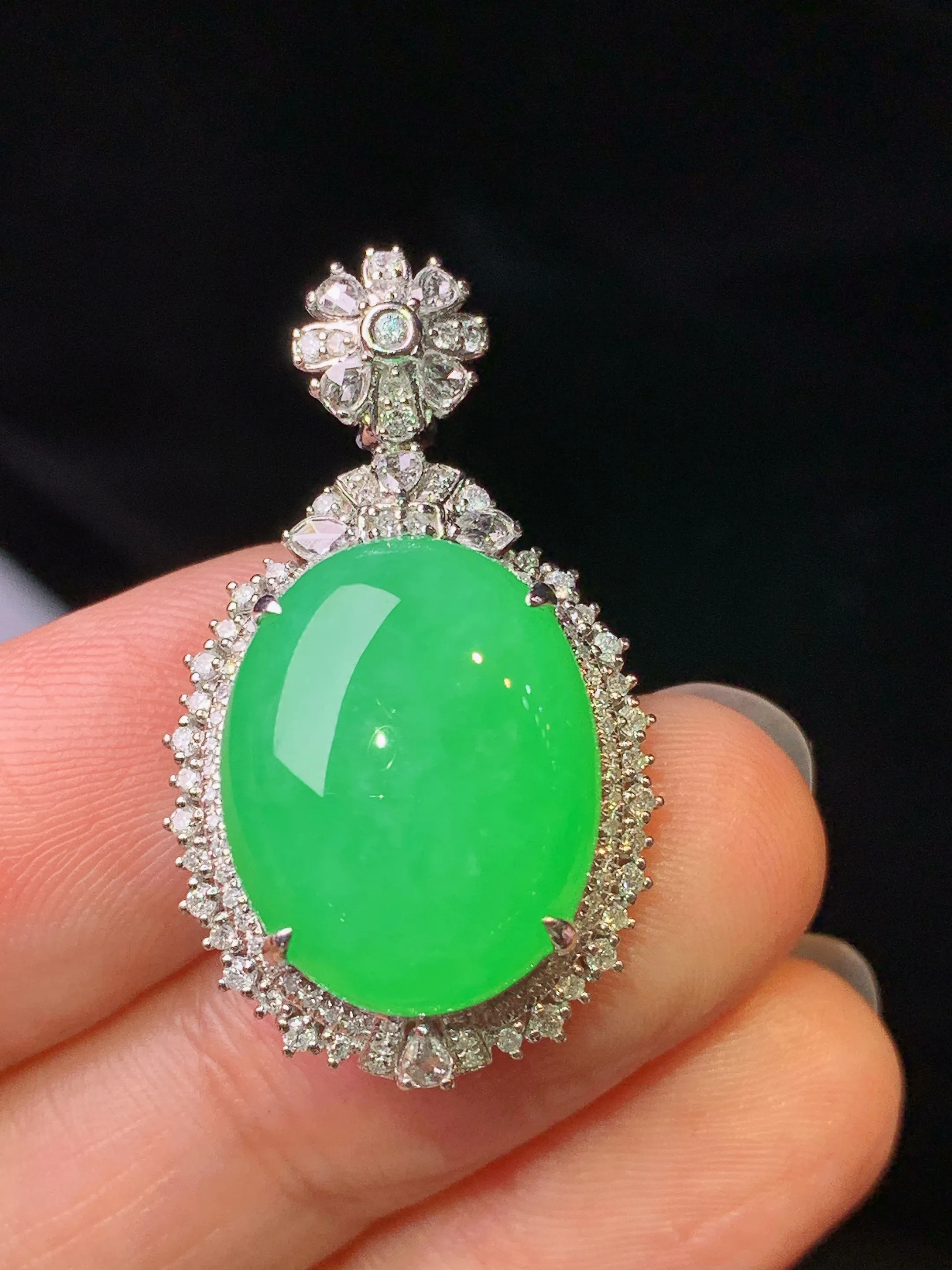 18k金钻镶嵌满绿蛋面吊坠 玉质细腻 色泽艳丽清新 整体尺寸30.5*18*10