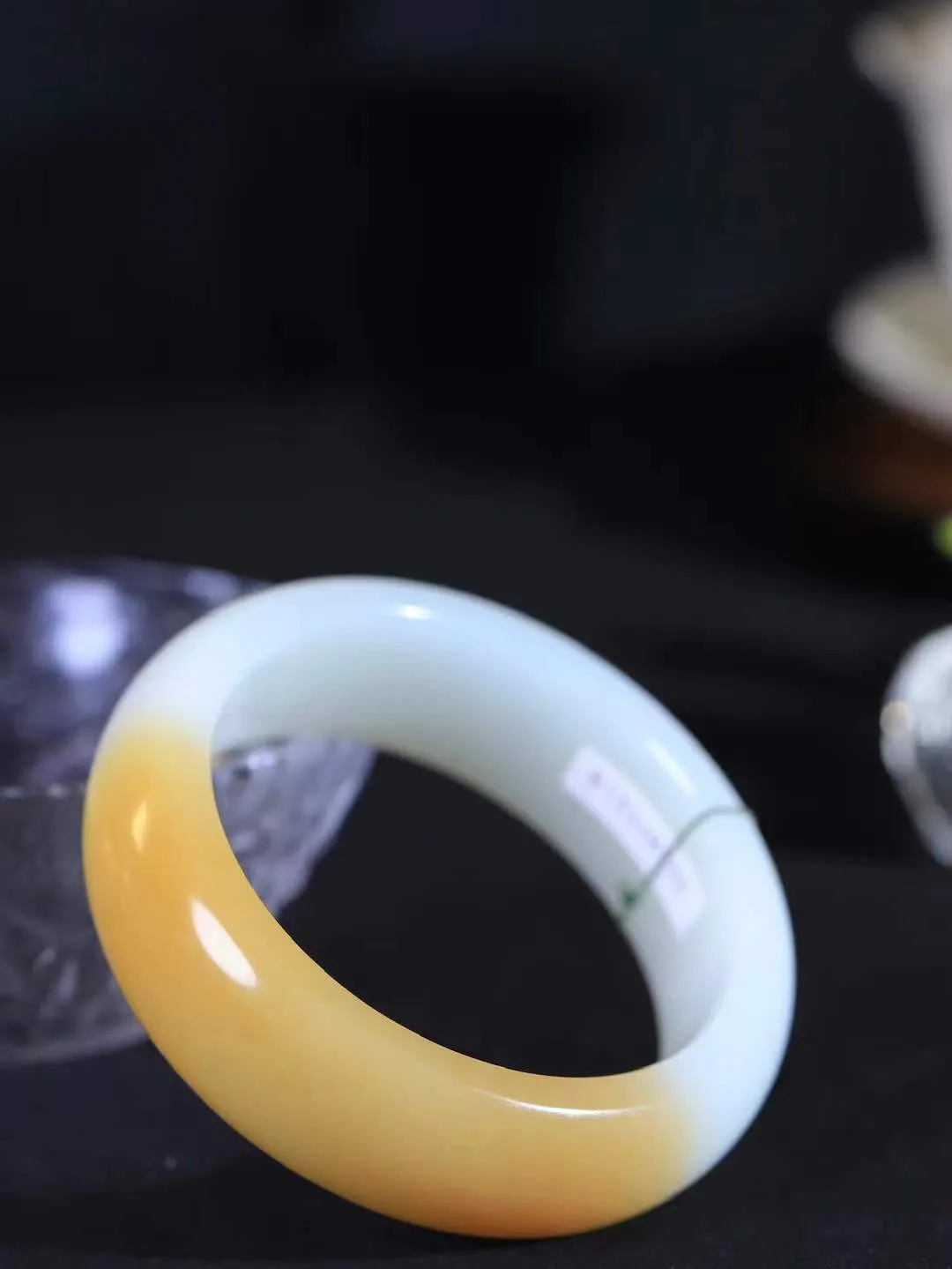 【暖玉生香·手镯】

收藏级臻品和田玉糖白玉手镯，质地油润细腻，色泽高贵典雅，镯型古朴典雅。在诗情画意的雨巷相遇，你是我腕间的一抹风情，有你眸有深情，清风荡漾湖间静水，我愿俯身低眉，在烟波涟漪处，寻你深情倩影。内径55mm尺寸19.6-9.1mm重89克  6928258A