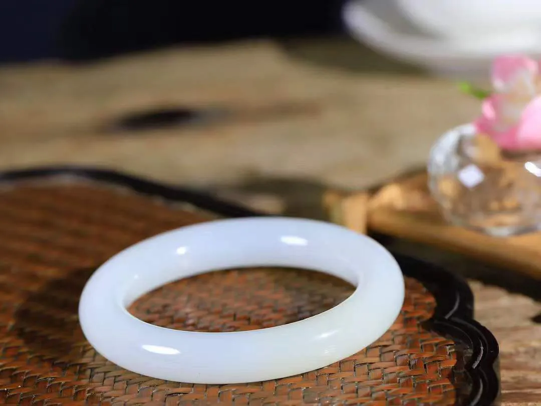 【玉佳人·手镯】

精品和田玉白玉双色圆条手镯 ，玉质细腻油润，做工细致精美，端庄素雅，亭亭玉立，芊