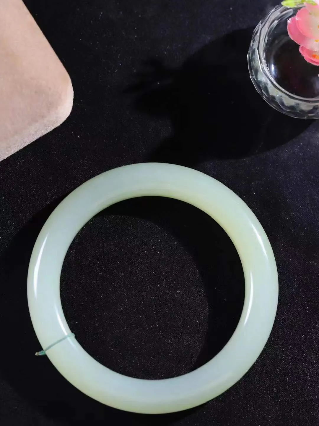 【晴水相伴.镯】

精品️和田玉晴水手镯，以其淡雅的晴水色调，成为腕间的一抹亮色。玉质细腻，触感温润，佩戴它，感受玉石的温度与自然的灵性，让每一天都充满诗意与美好。重61.7克  尺寸59-11-10.6mm   7520554L