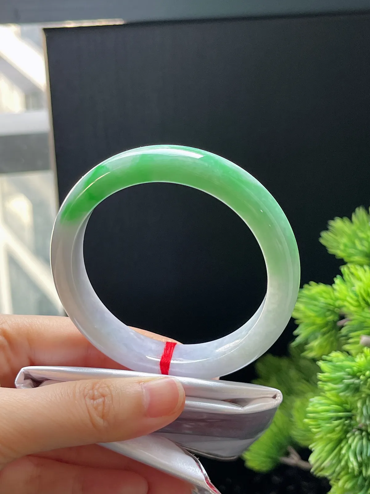 正圈56.6圈口，翡翠糯化种飘绿手镯