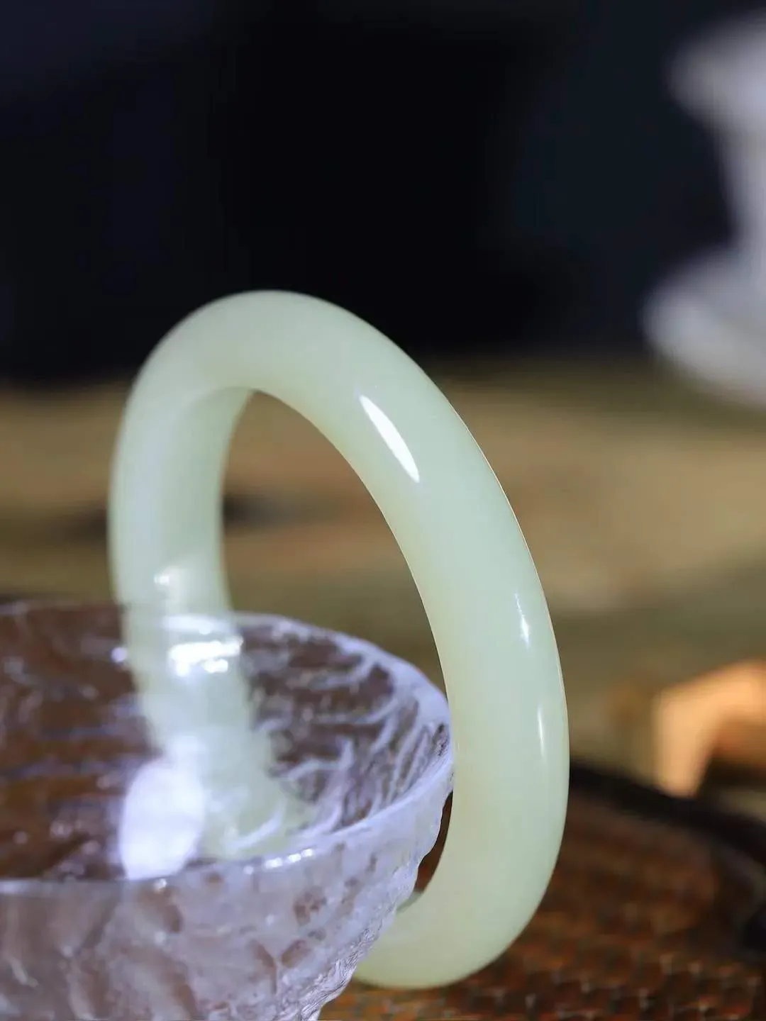 【晴水相伴.镯】

精品️和田玉晴水手镯，以其淡雅的晴水色调，成为腕间的一抹亮色。玉质细腻，触感温润，佩戴它，感受玉石的温度与自然的灵性，让每一天都充满诗意与美好。重57克  尺寸58.5-11.8-9.3mm   7520454L