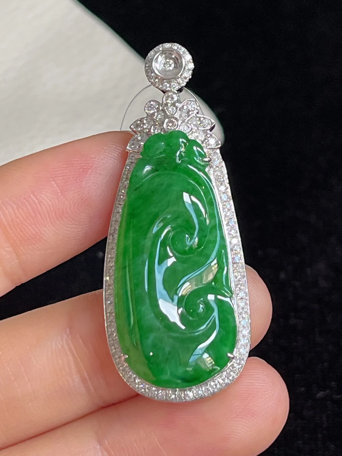 翡翠糯化种绿色如意，印记：G18K,伴钻石