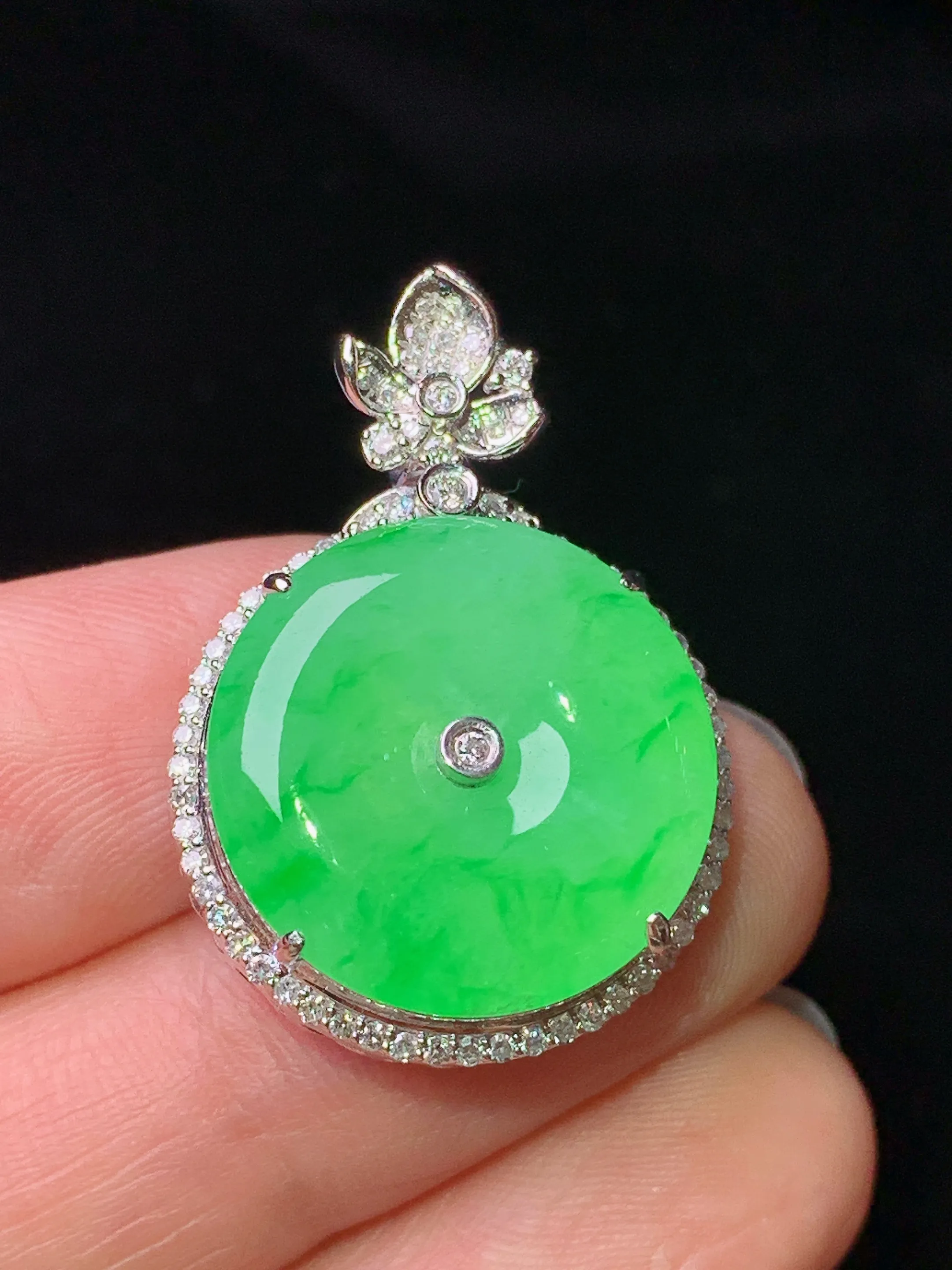 18k金钻镶嵌翠绿平安扣吊坠 玉质细腻 色泽艳丽清新 整体尺寸29*20.3*8.5