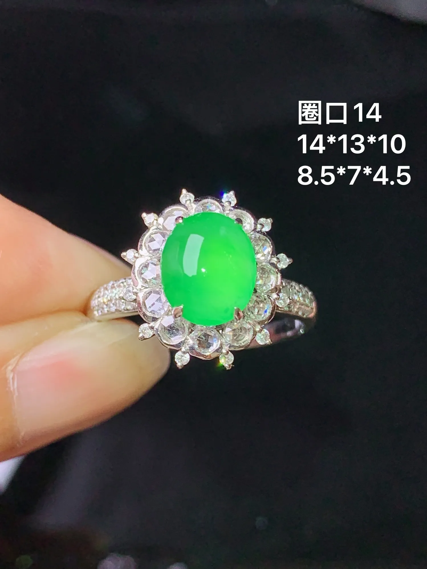 18k金钻镶嵌满绿蛋面戒指 玉质细腻 色泽艳丽清新 圈口14 整体尺寸14*13*10