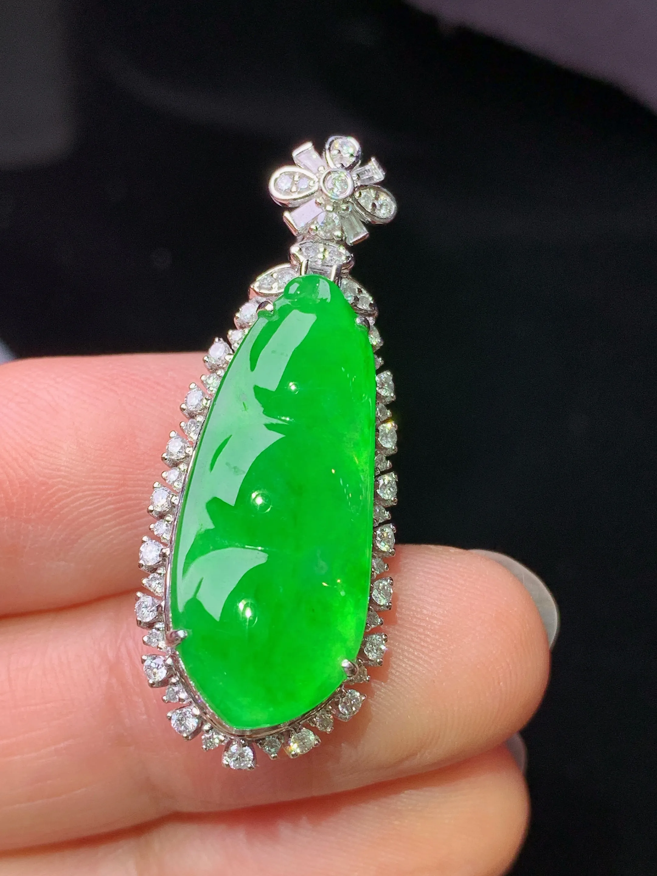 18k金钻镶嵌满绿四季豆吊坠 玉质细腻 色泽艳丽清新 整体尺寸35.8*13.6*10