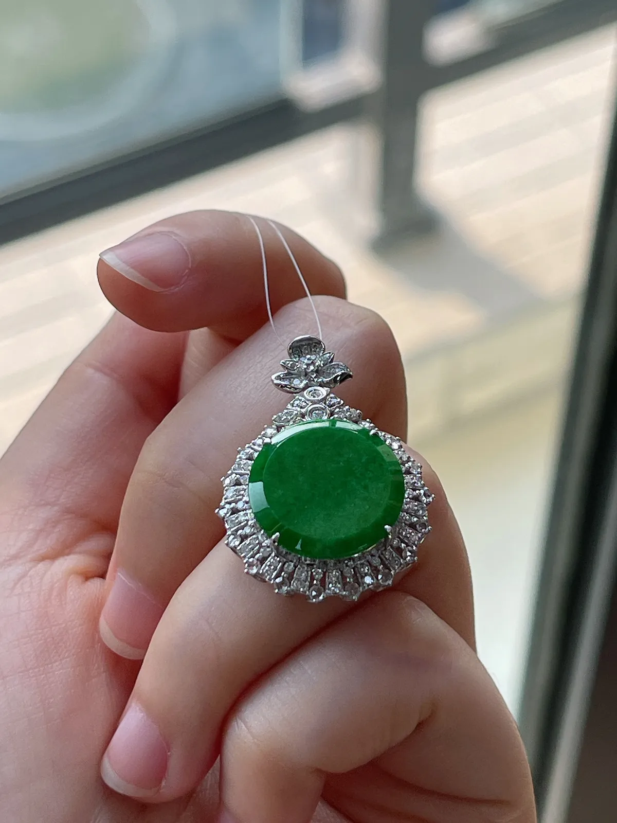 18k金翡翠糯化种满绿无事牌吊坠