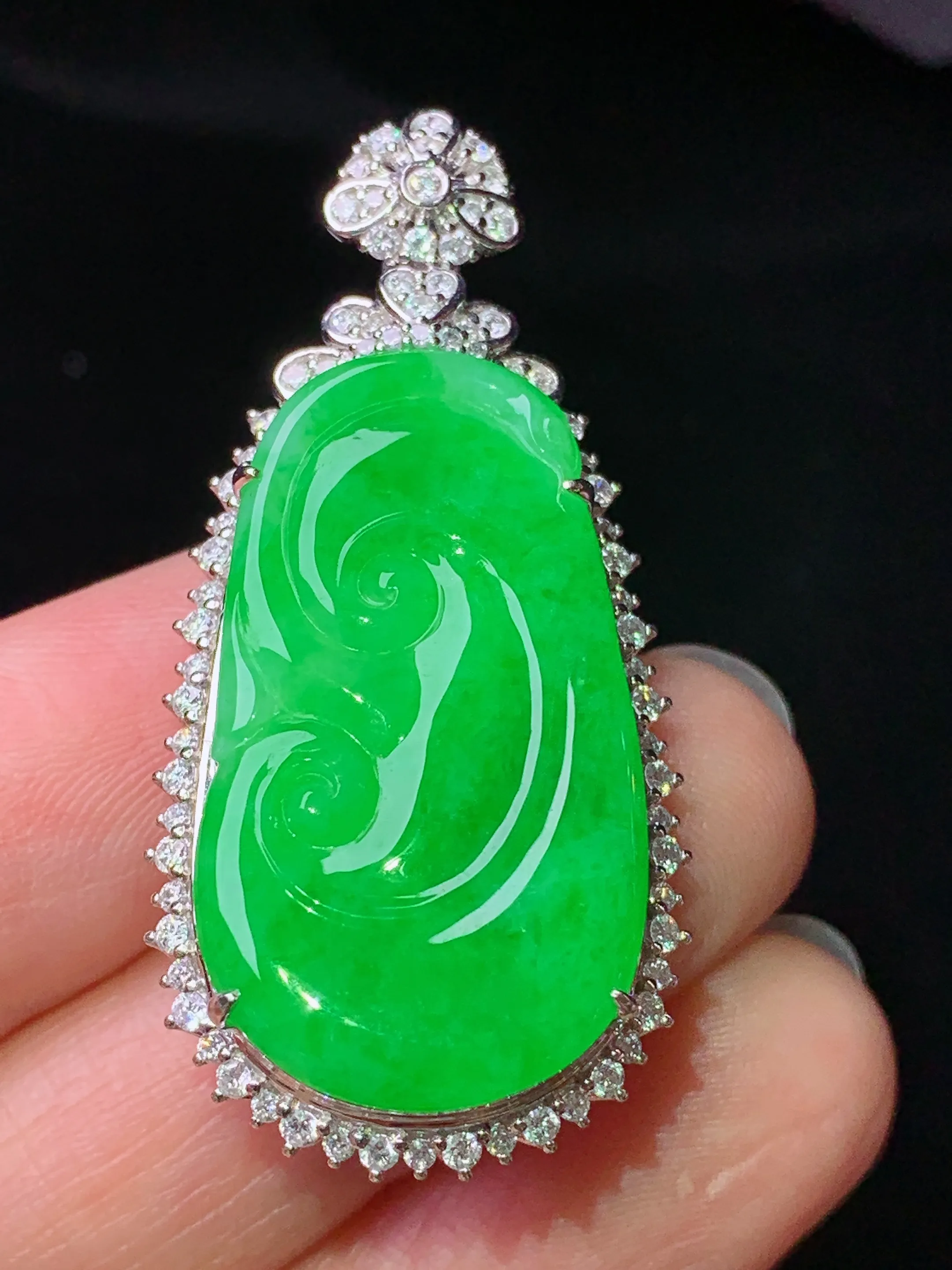 18k金钻镶嵌翠绿如意吊坠 玉质细腻 色泽艳丽清新 整体尺寸42.2*20.5*11
