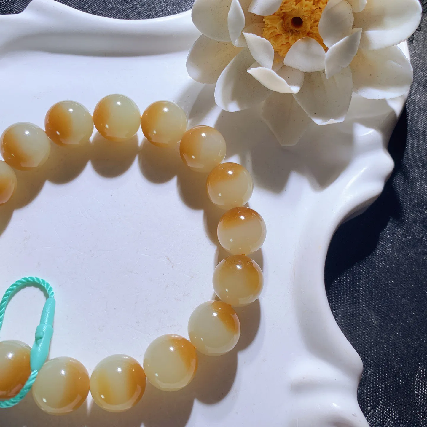 新疆和田玉且末糖圆珠手串 单颗尺寸12！玉质细腻油润。手推出油。佩戴高端典雅。lt260205