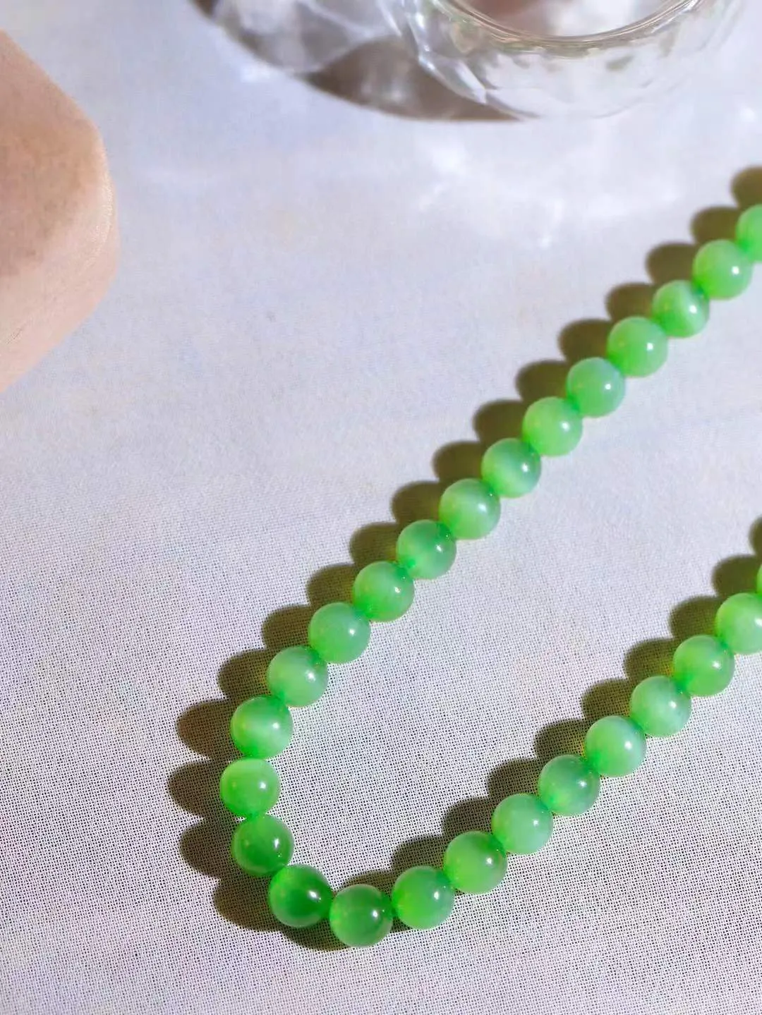 【珠圆玉润.项链】

精品和田玉碧玉猫眼珠圆玉润项链 玉质温润细腻  整串打磨圆润，佩戴舒适。珠珠落玉盘，间关莺语花底滑，一生美好时光，无论身在何处，都有它相伴相守。事事顺遂，幸福美满，吉祥如意。重35.6克 尺寸取一6mm  8920478A