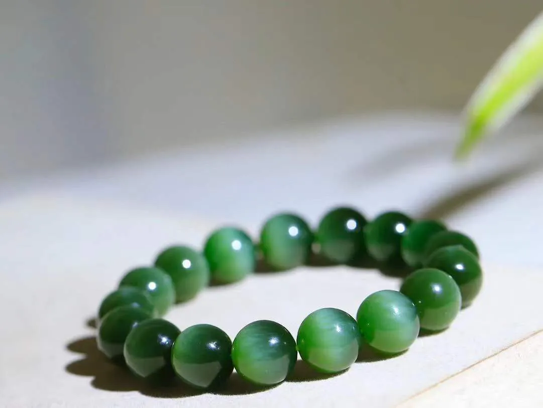 （猫眼手串）

精品和田玉碧玉猫眼圆珠手串 质地温润灵动 猫眼儿般的光中，有波光潋滟，也有梦幻清韵