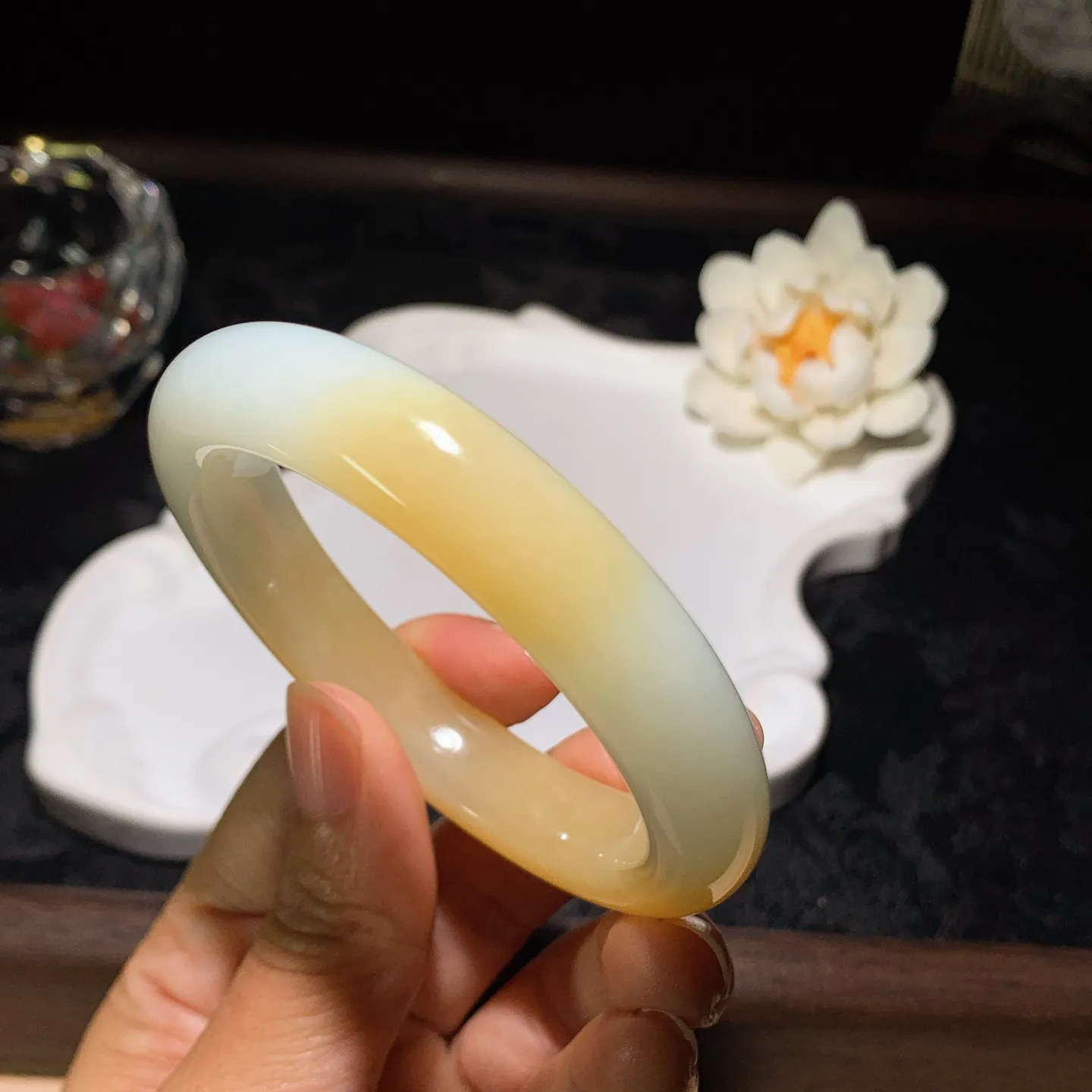 55圈口 新疆和田玉羊脂白且末糖手镯 55圈口条宽12厚9重56克。玉质细腻油润。手推出油。佩戴高端典雅。lt260205