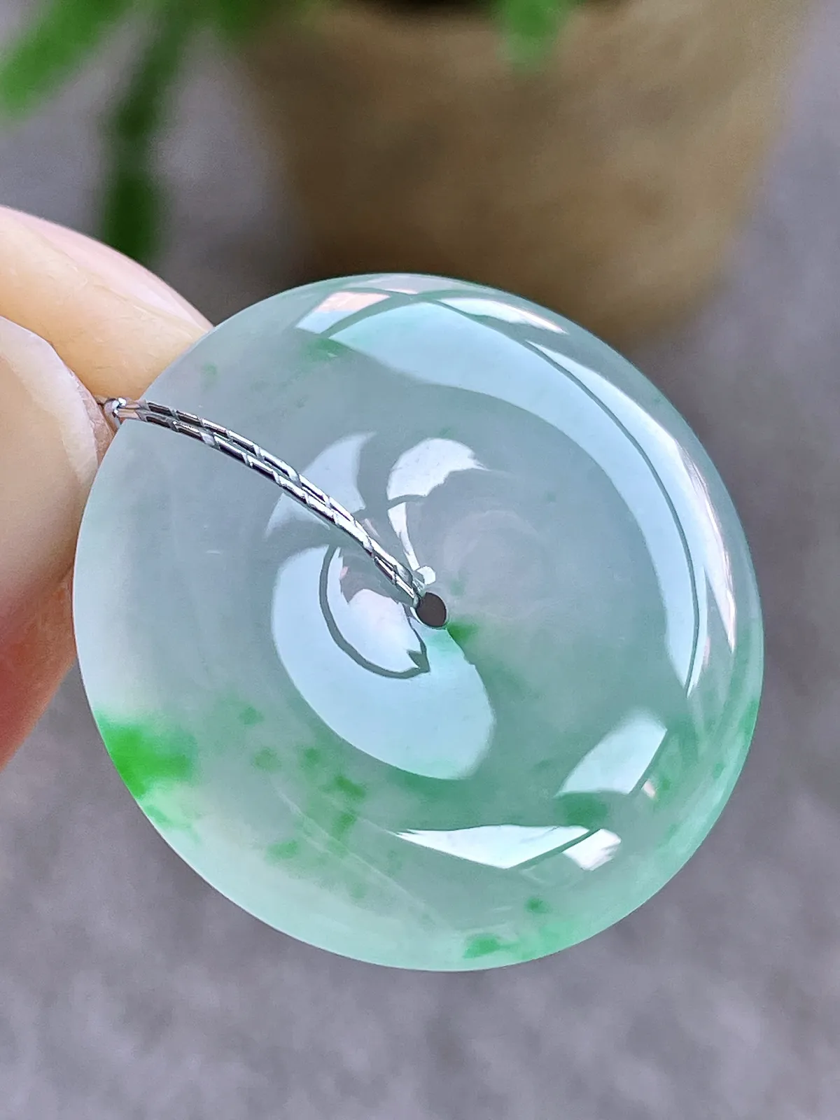 冰飘绿花平安扣吊坠
【说明】缅料 完美 性价比高  
【尺寸】27.5-5.4
【重量】8.4克