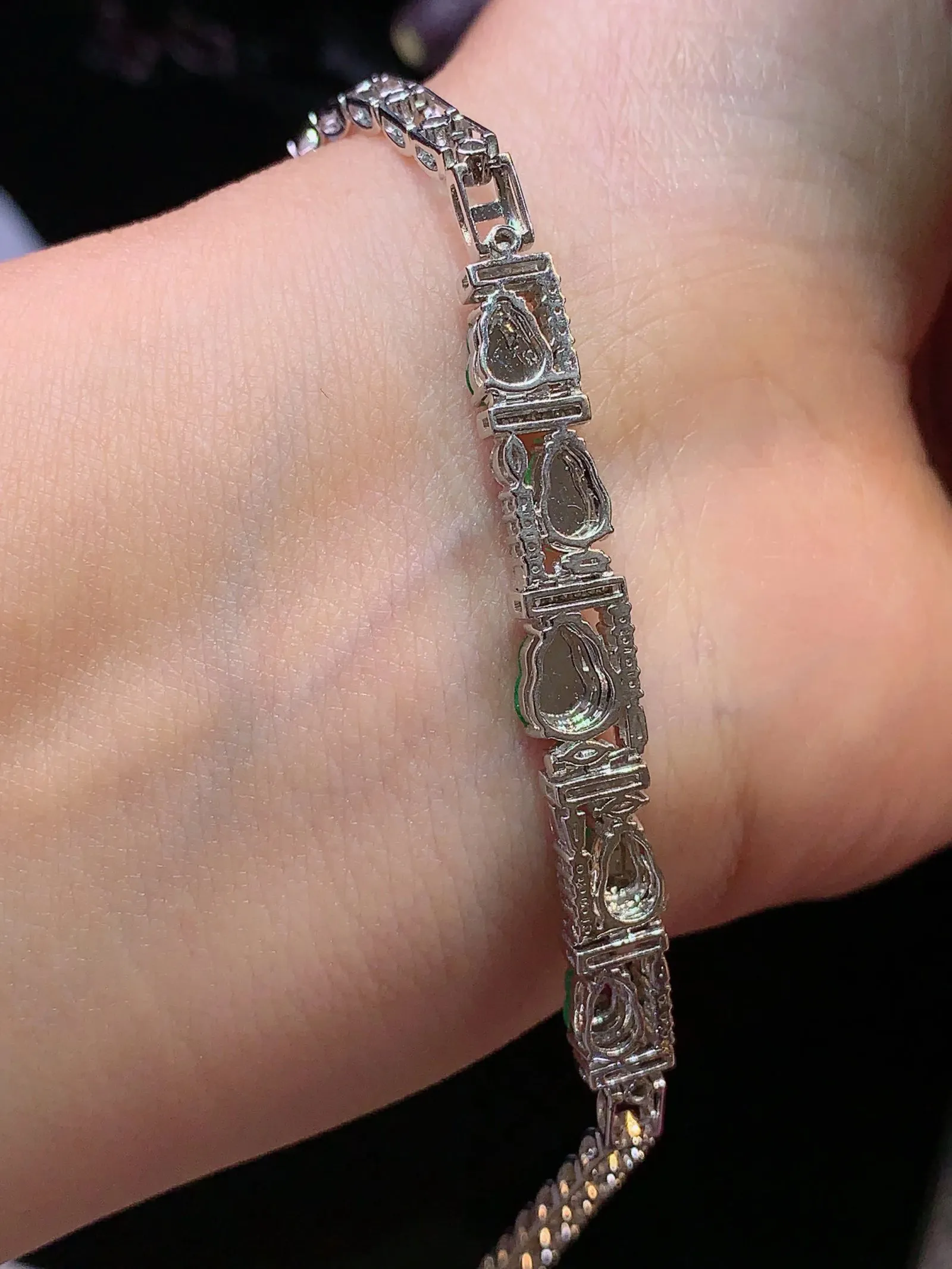 18k金钻镶嵌满绿葫芦手链 玉质细腻 色泽艳丽清新 整体尺寸48*6.6*4.3