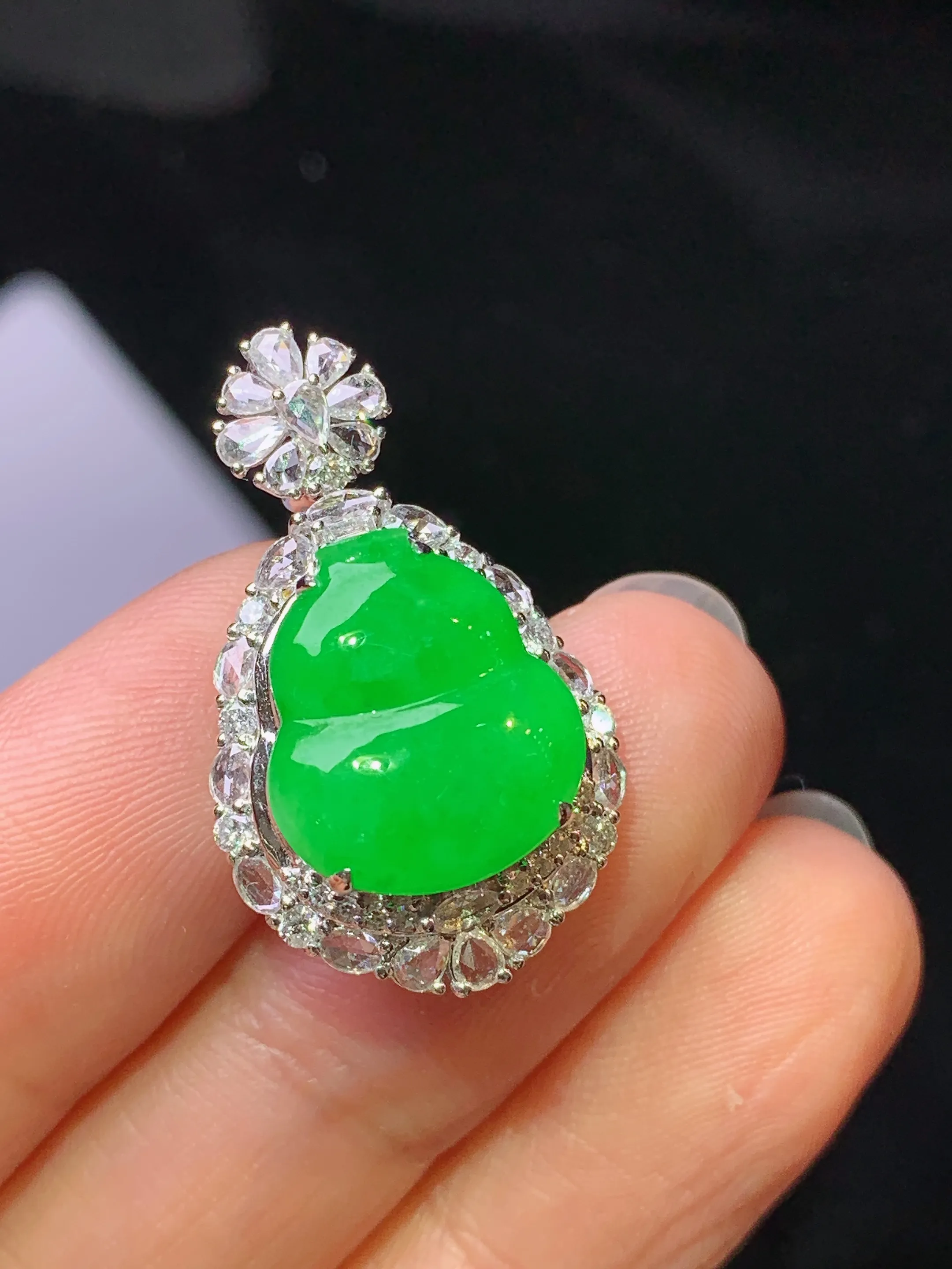 18k金钻镶嵌满绿葫芦吊坠 玉质细腻 色泽艳丽清新 整体尺寸26.8*16*10.2