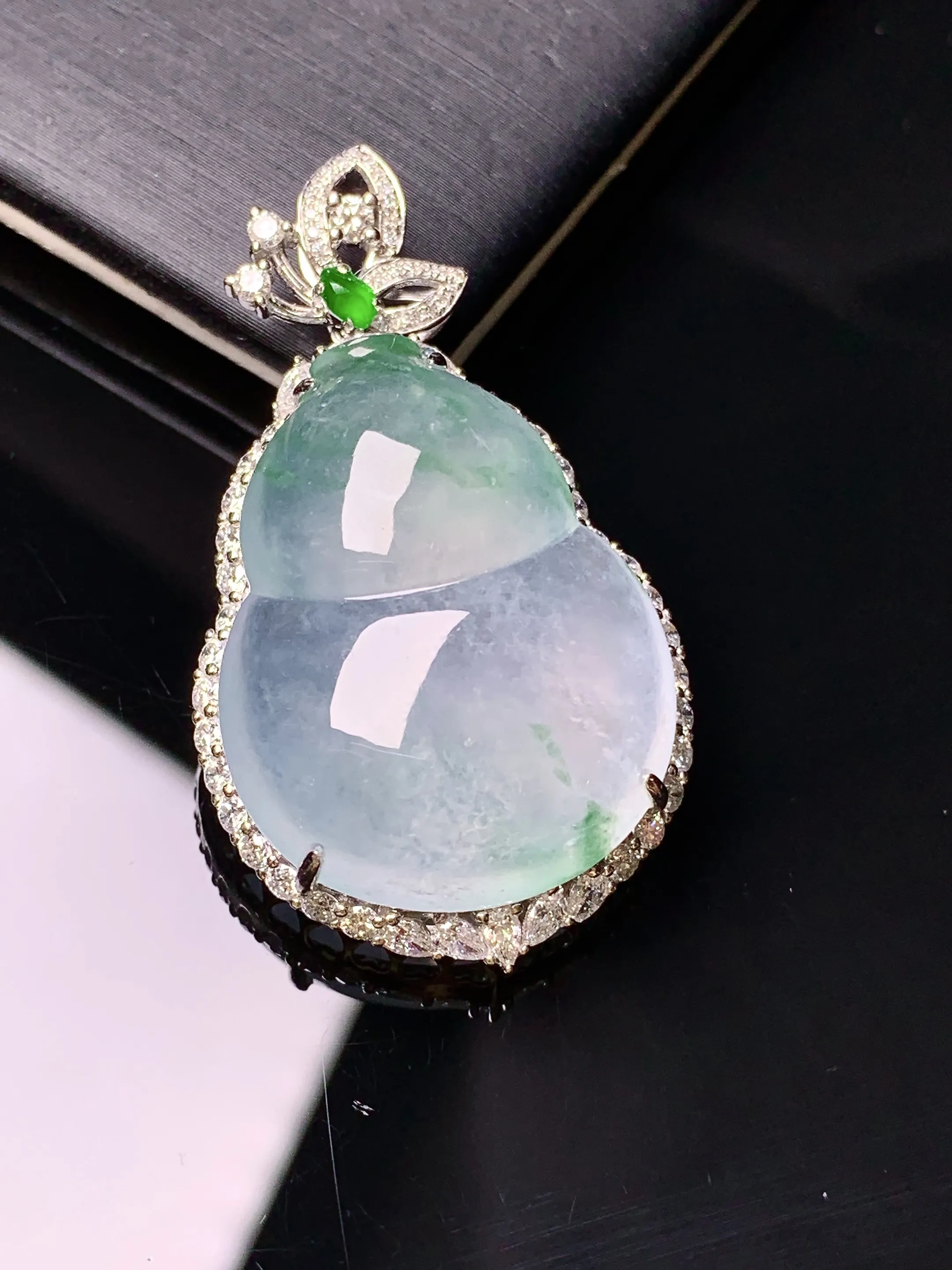 18k金钻镶嵌冰种飘绿葫芦吊坠 玉质细腻 色泽艳丽清新 整体尺寸41.2*23.2*10.8