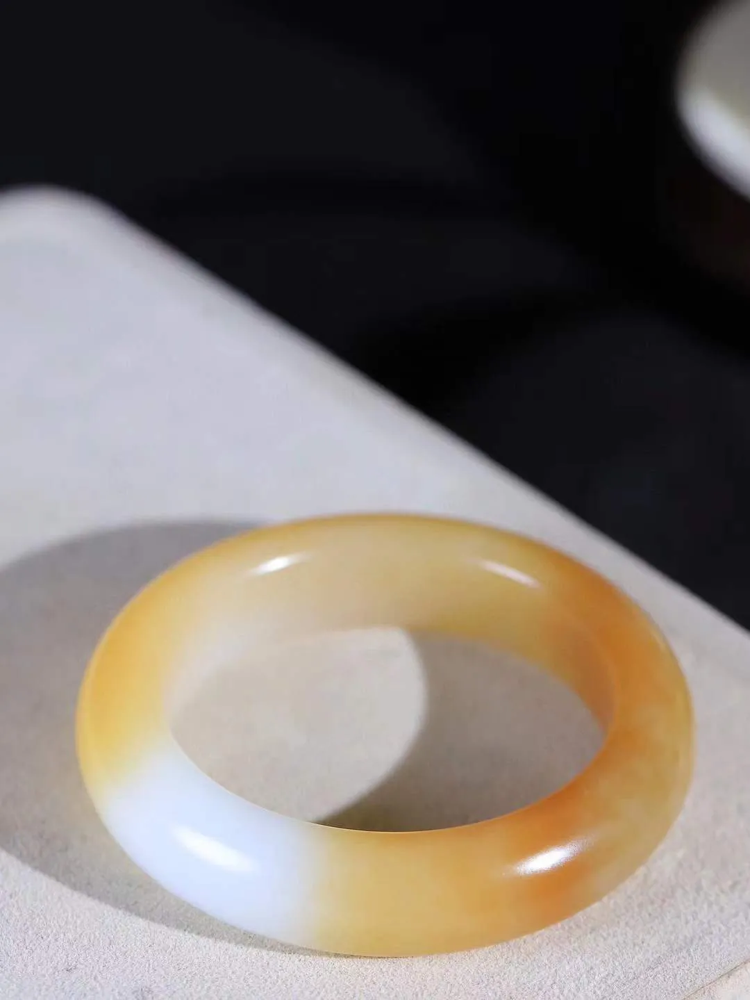 （一见倾心.手镯）

精品和田玉糖白玉手镯，玉质温润细腻 油性十足 手感舒适，高华雅逸，线条流畅，简