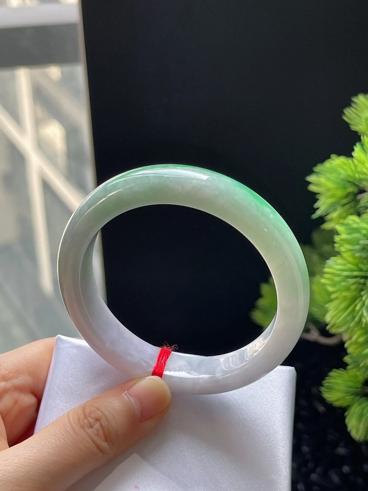 正圈56.6圈口，翡翠糯化种飘绿手镯