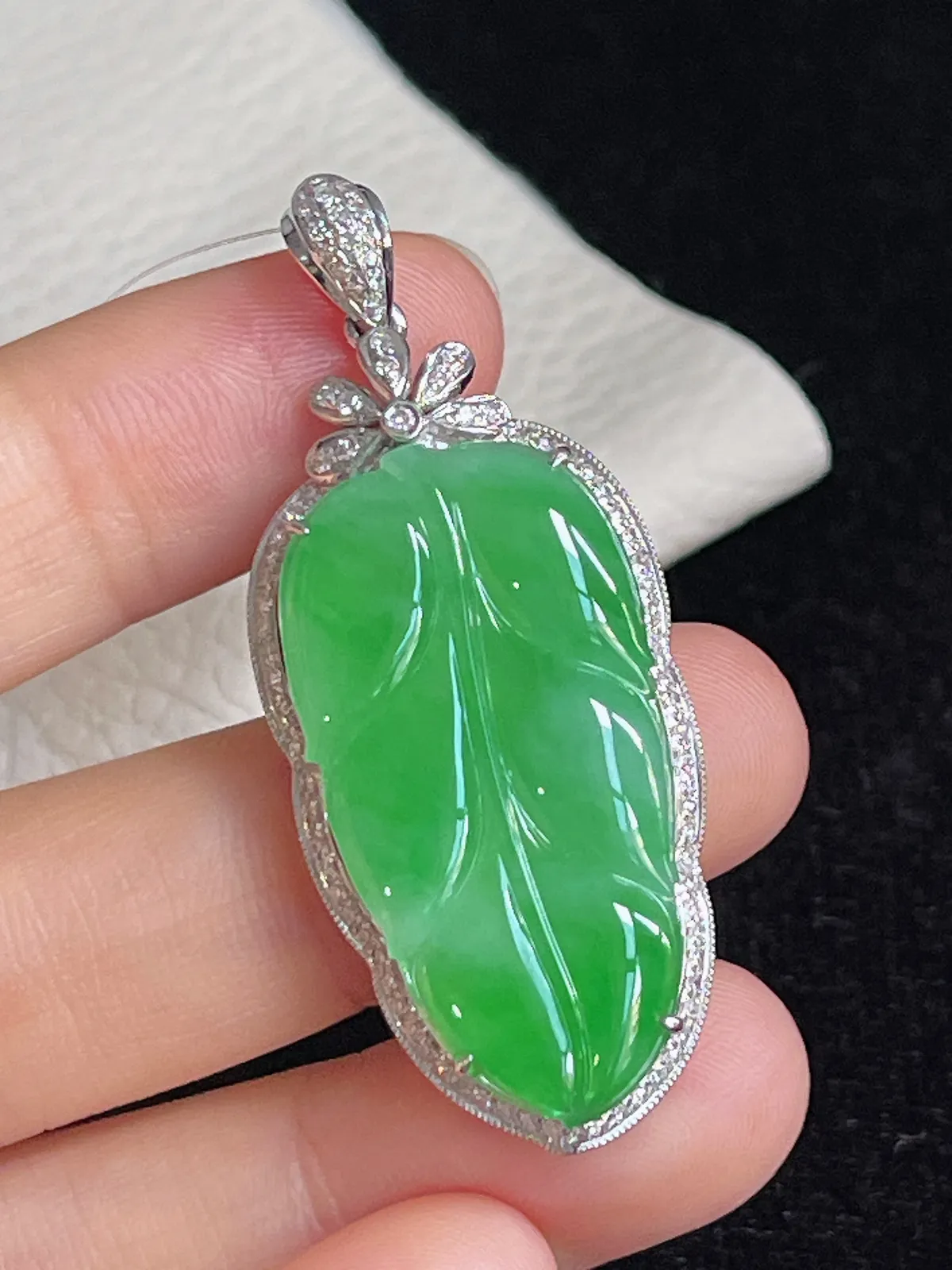 翡翠冰糯种飘绿叶子，印记：G18K,伴钻石