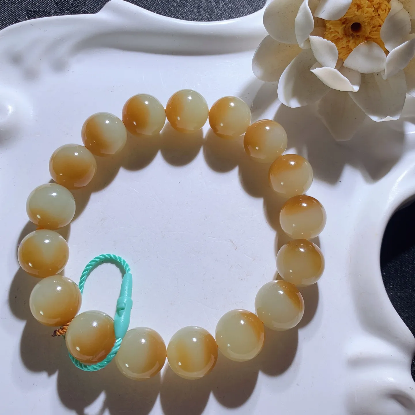 新疆和田玉且末糖圆珠手串 单颗尺寸12！玉质细腻油润。手推出油。佩戴高端典雅。lt260205