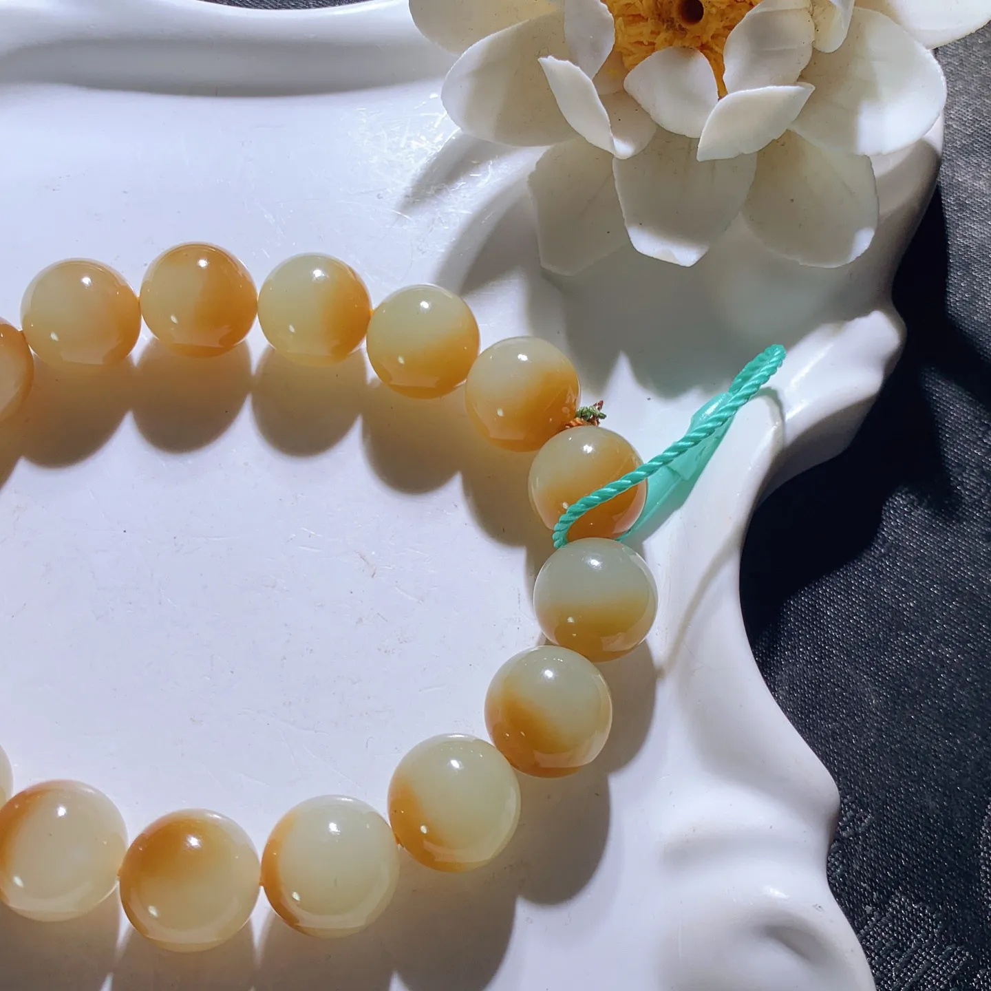 新疆和田玉且末糖圆珠手串 单颗尺寸12！玉质细腻油润。手推出油。佩戴高端典雅。lt260205