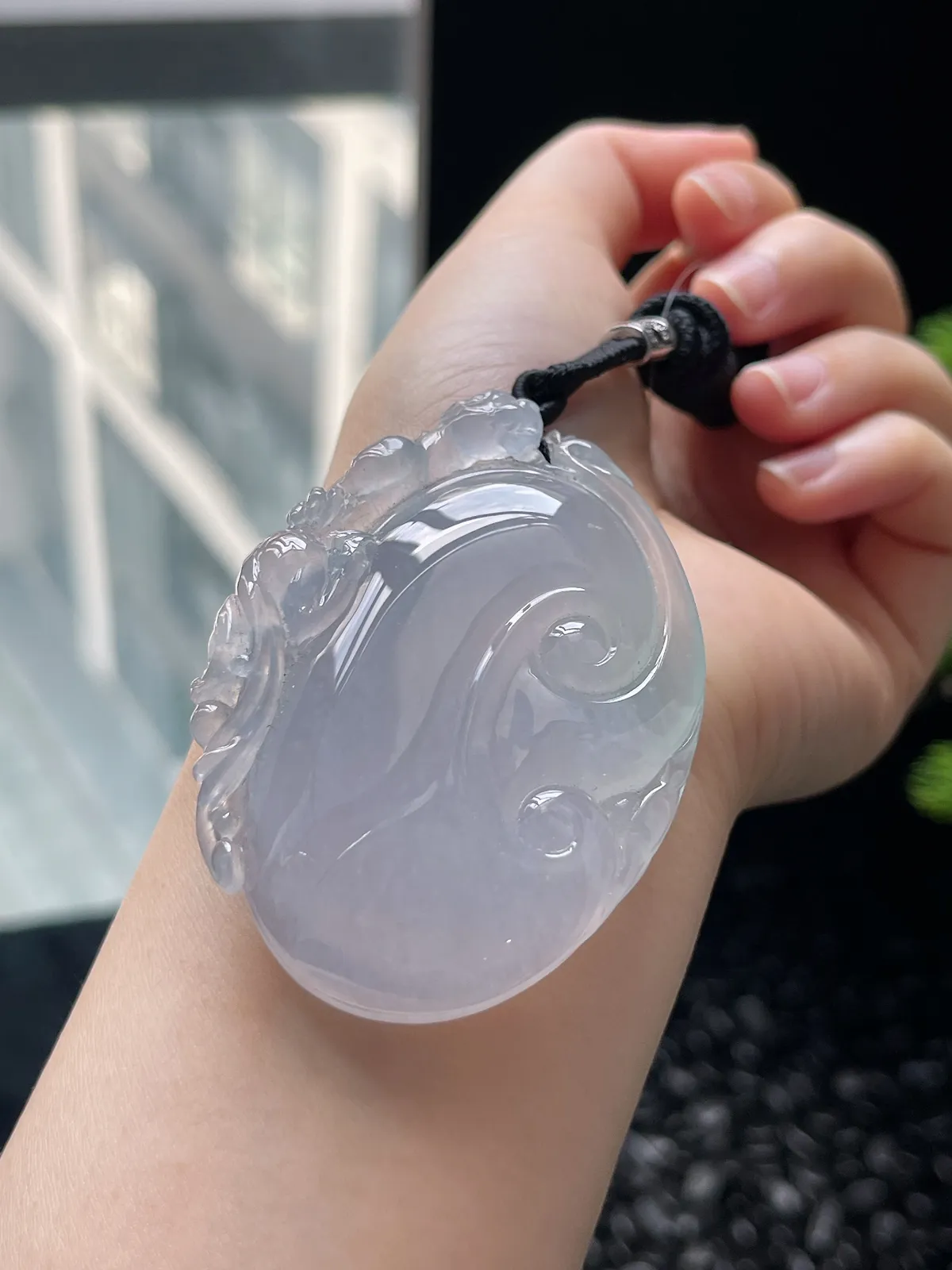 翡翠冰种白色如意挂坠