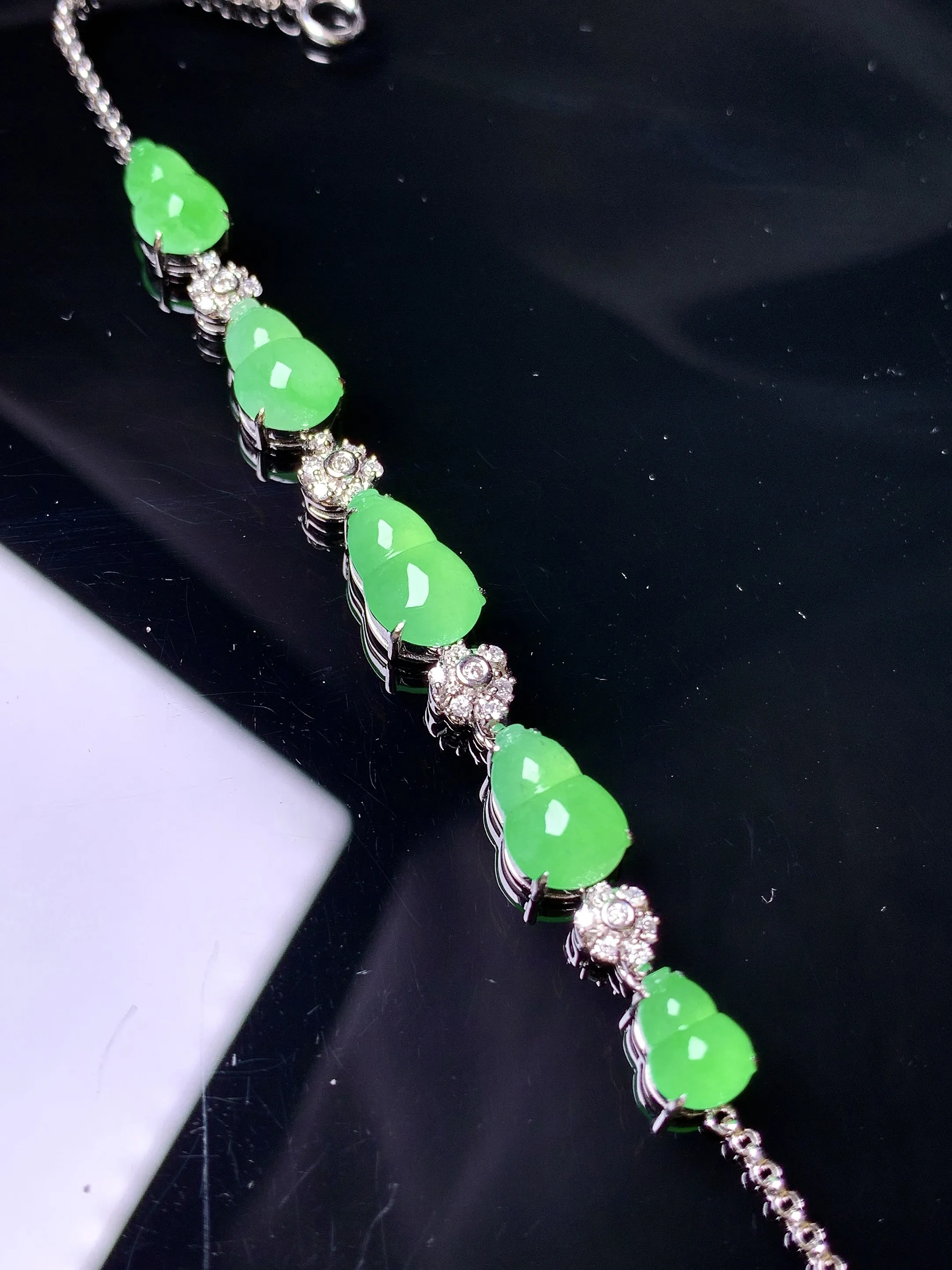 18k金钻镶嵌翠绿葫芦手链 玉质细腻 色泽艳丽清新 整体尺寸69.2*6.5*5