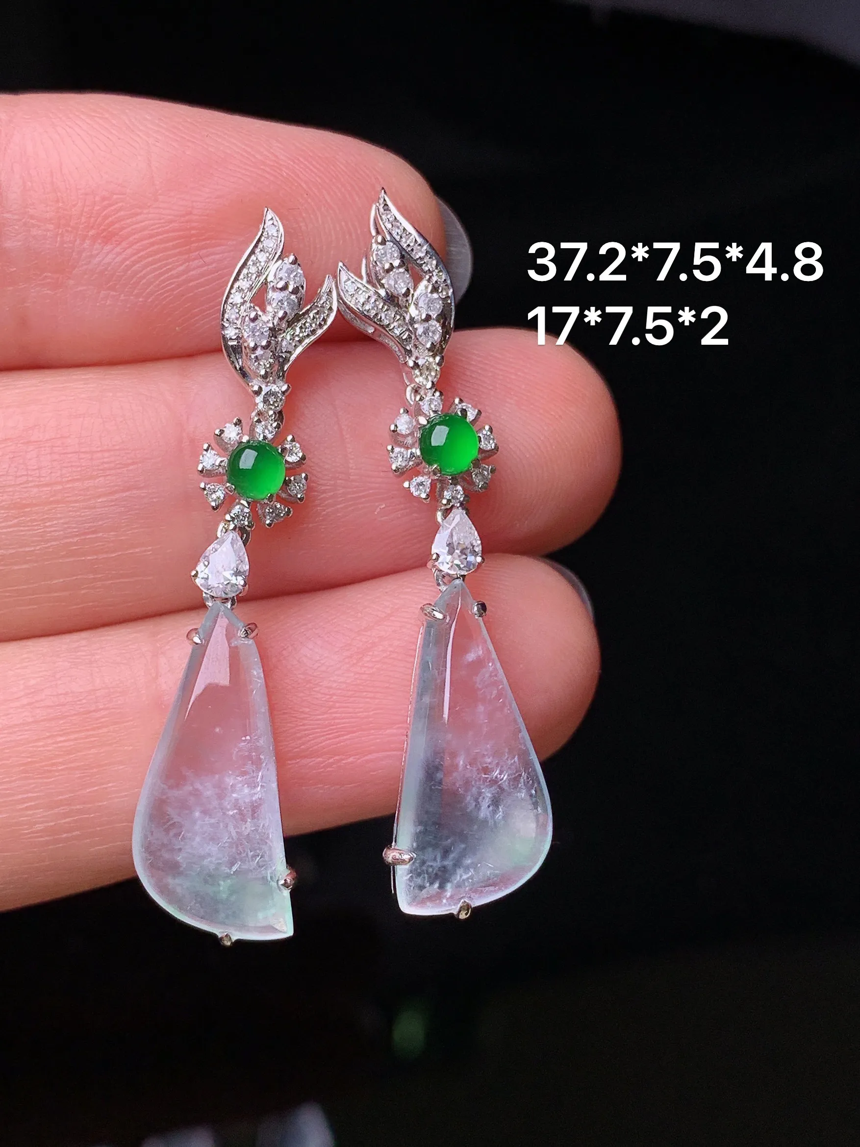 18k金钻镶嵌冰种随形耳坠 玉质细腻 色泽艳丽清新 整体尺寸37.2*7.5*4.8