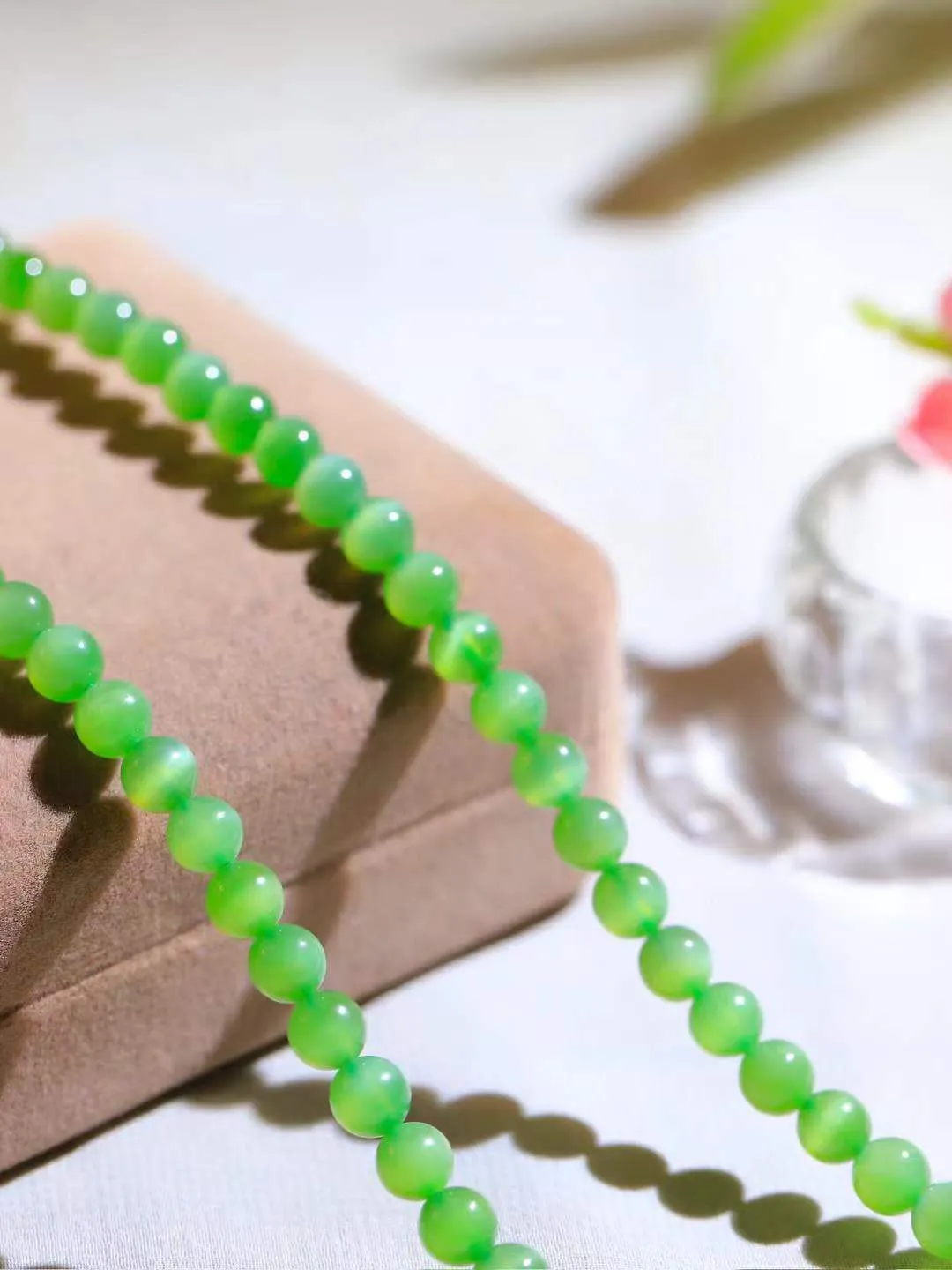 【珠圆玉润.项链】

精品和田玉碧玉猫眼珠圆玉润项链 玉质温润细腻  整串打磨圆润，佩戴舒适。珠珠落玉盘，间关莺语花底滑，一生美好时光，无论身在何处，都有它相伴相守。事事顺遂，幸福美满，吉祥如意。重35.6克 尺寸取一6mm  8920478A