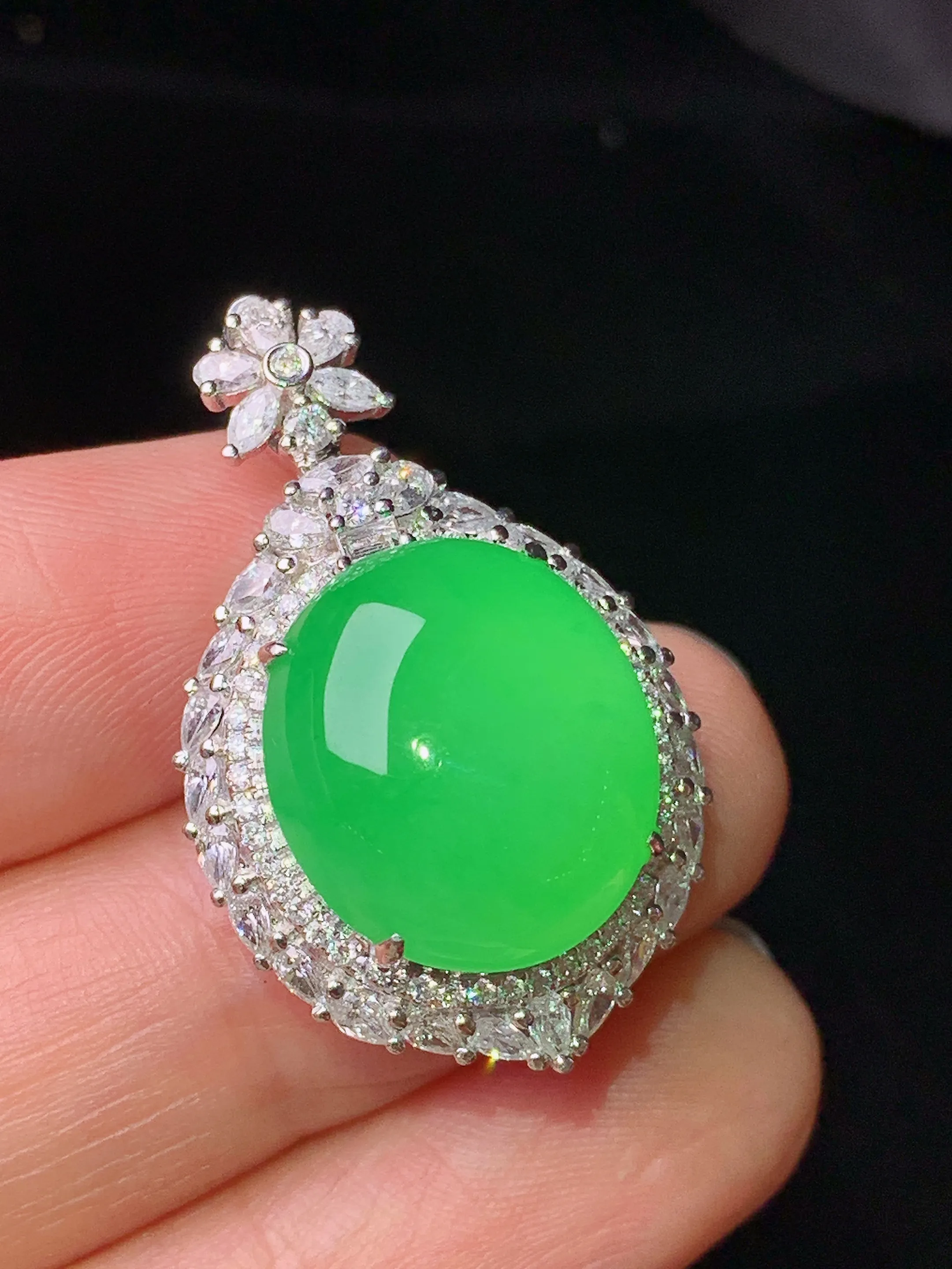 18k金钻镶嵌满绿蛋面戒指吊坠两用款 玉质细腻 色泽艳丽清新 圈口15.5 整体尺寸31.3*19*13.2