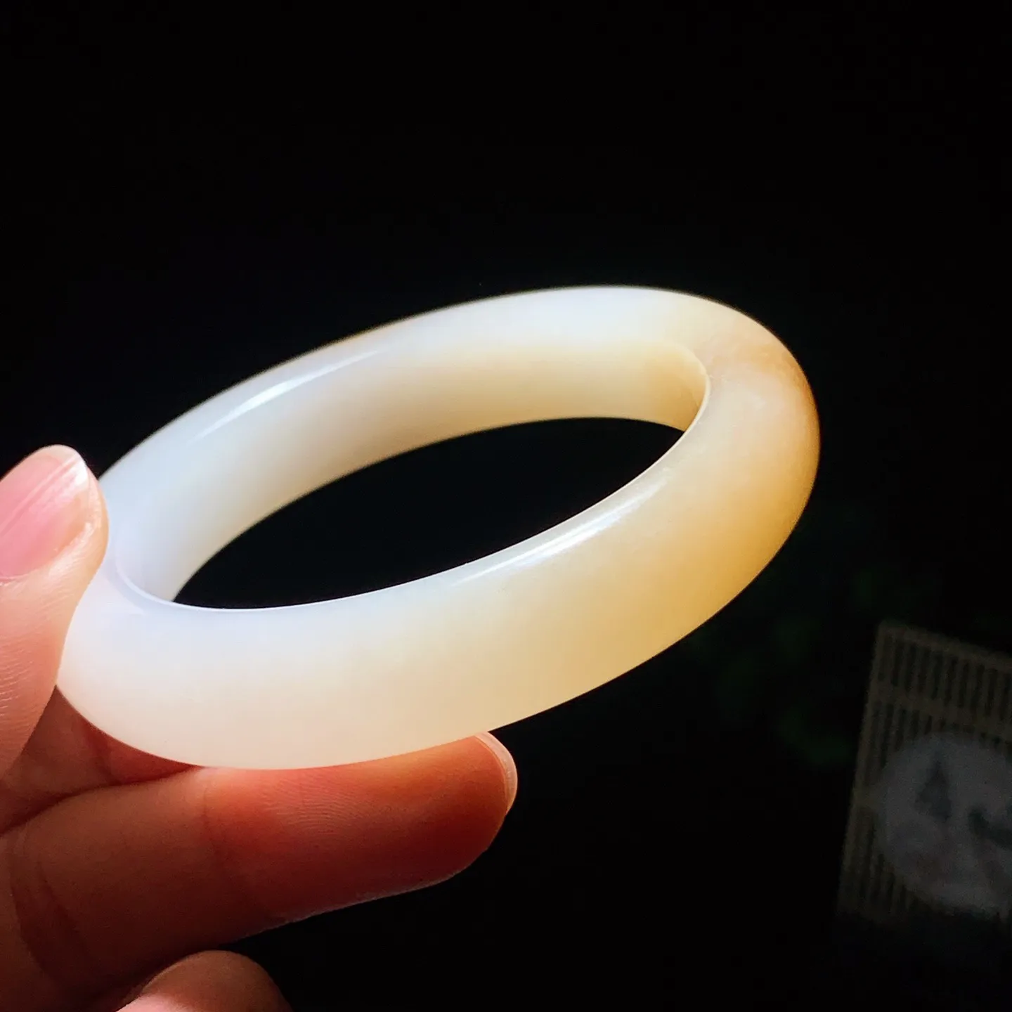 新疆和田玉羊脂白且末糖手镯 52圈口条宽12厚9重57.5克。玉质细腻油润。手推出油。佩戴高端典雅。lt260205