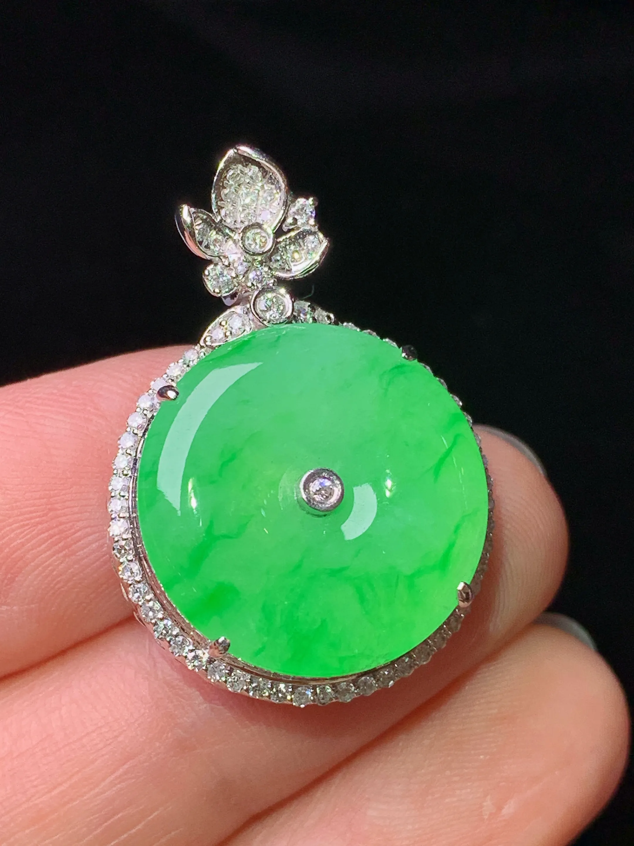 18k金钻镶嵌翠绿平安扣吊坠 玉质细腻 色泽艳丽清新 整体尺寸29*20.3*8.5