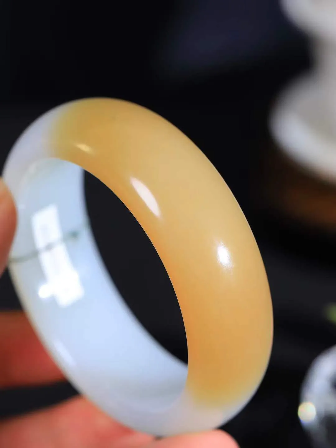 【暖玉生香·手镯】

收藏级臻品和田玉糖白玉手镯，质地油润细腻，色泽高贵典雅，镯型古朴典雅。在诗情画意的雨巷相遇，你是我腕间的一抹风情，有你眸有深情，清风荡漾湖间静水，我愿俯身低眉，在烟波涟漪处，寻你深情倩影。内径55mm尺寸19.6-9.1mm重89克  6928258A