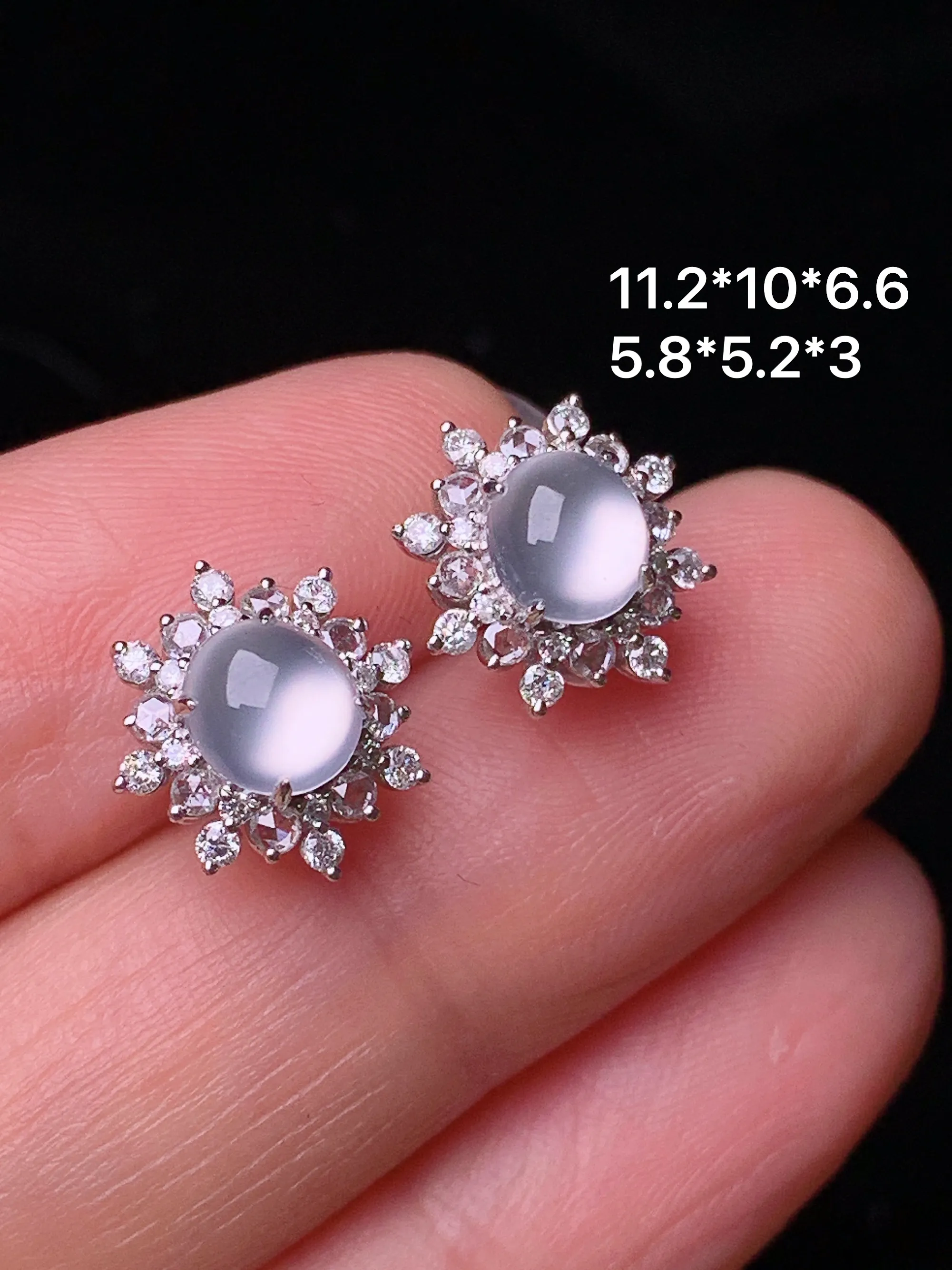 18k金钻镶嵌冰种蛋面耳钉 玉质细腻 色泽艳丽清新 整体尺寸11.2*10*6.6