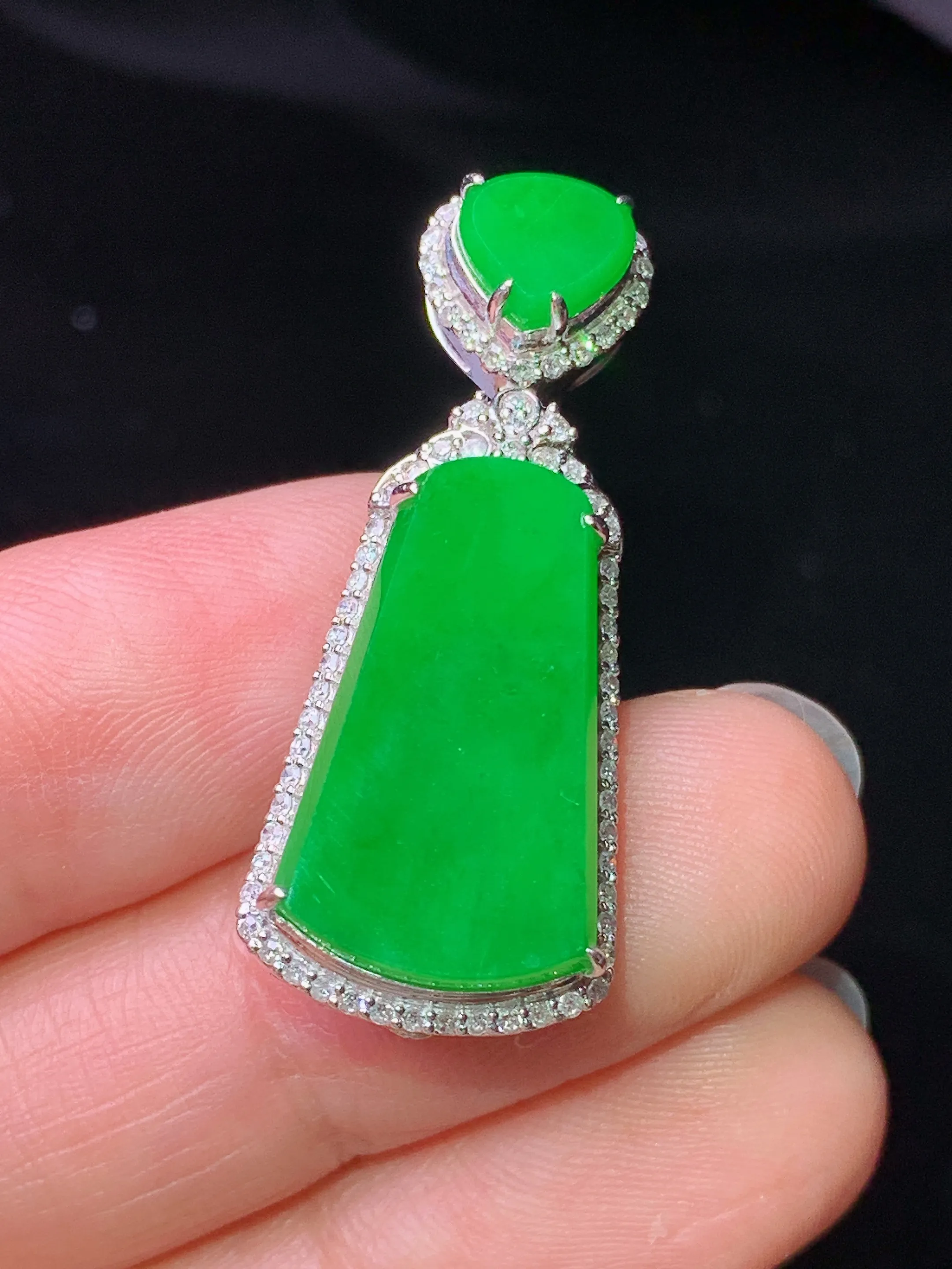 18k金钻镶嵌满绿无事牌吊坠 玉质细腻 色泽艳丽清新 整体尺寸33.2*13.8*9.2
